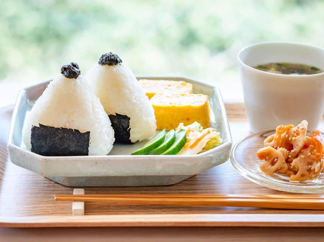 haru.さんのインスタグラム写真 - (haru.Instagram)「. おはようございます！ . 今朝は、#箱根湘南美味しんぼ倶楽部 @hakone.shonan.oishinbo 様に送っていただいた   #佐賀海苔三種セット を使ったおにぎりを朝食でいただきました！ . #佐賀海苔三種セット は、佐賀有明産の極上一番海苔を使用した焼海苔・塩海苔のボトル2個と、のりの佃煮100g2個がセットになった商品。  漁師さんから直接仕入れしている最高級品質の海苔は、収穫期に一番最初に摘まれる「一番海苔」を使用しているから、風味豊かで味が濃いんです！  おにぎりやお餅、手巻き寿司などに使うのがおすすめ🍙 お酒のおつまみにも最高ですよ🍻  化粧箱入りでギフトにもピッタリのセットは2月末頃から発売予定です✨ 気になる方はぜひ #箱根湘南美味しんぼ倶楽部 @hakone.shonan.oishinbo 公式アカウントをチェックしてみてくださいね。 . . . #佐賀海苔三種セット  #箱根 #移住生活 #箱根おうちごはん」2月25日 7時58分 - colorful.haru_tk19