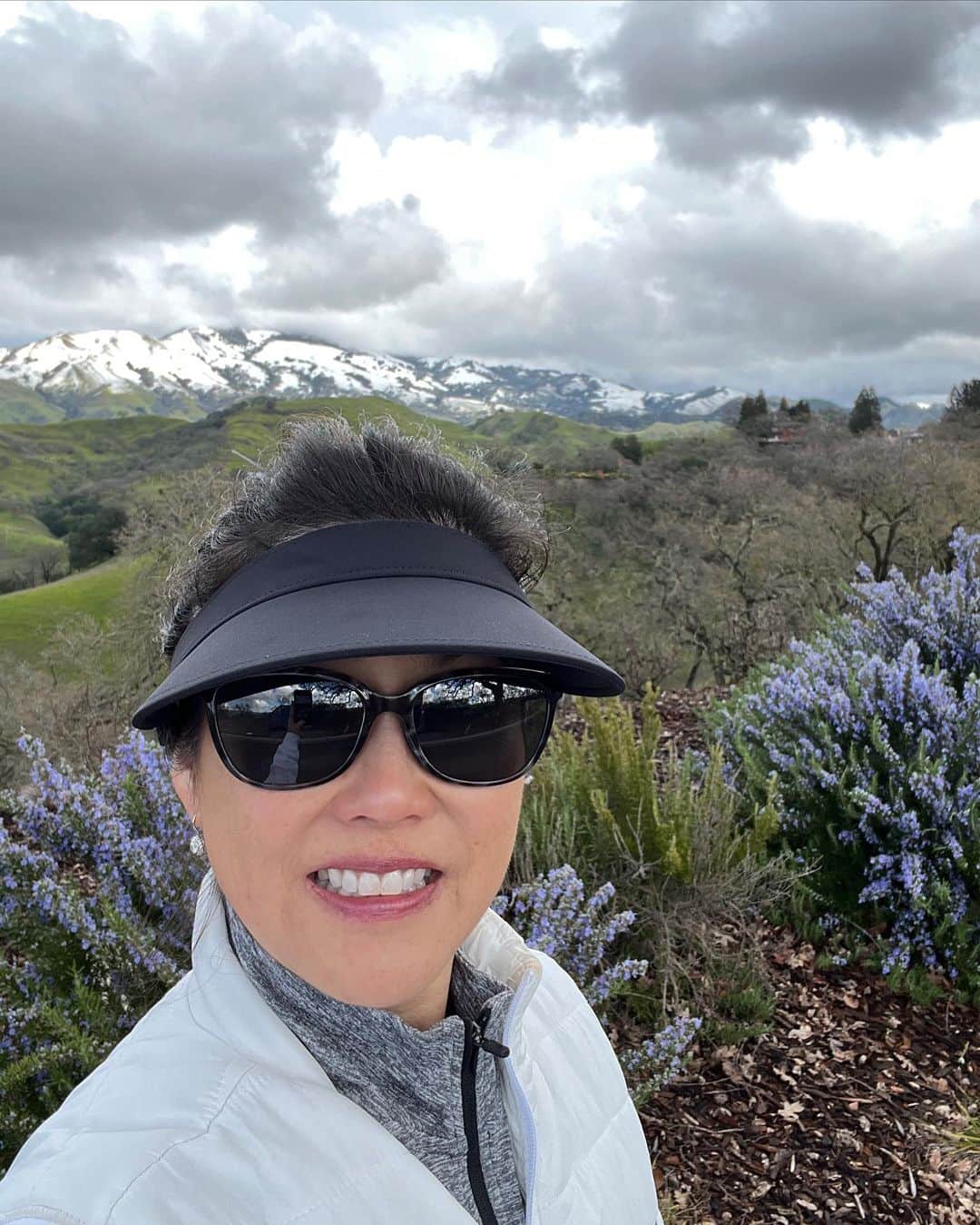 クリスティー・ヤマグチさんのインスタグラム写真 - (クリスティー・ヤマグチInstagram)「Great view of the rare Mt. Diablo snow on our walk today. Brrrrrr ❄️ #EastBayHills」2月25日 8時19分 - kristiyamaguchi
