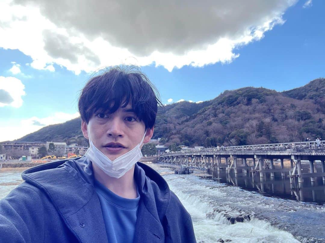 坂口和也のインスタグラム：「渡月橋‼️ 寒い時期でも、良い景色です☺️ #京都 #渡月橋 #🌉 #橋 #どこみてるの #太陽の雲隠れ #本当は #良い天気 #⛅ #嵐山」