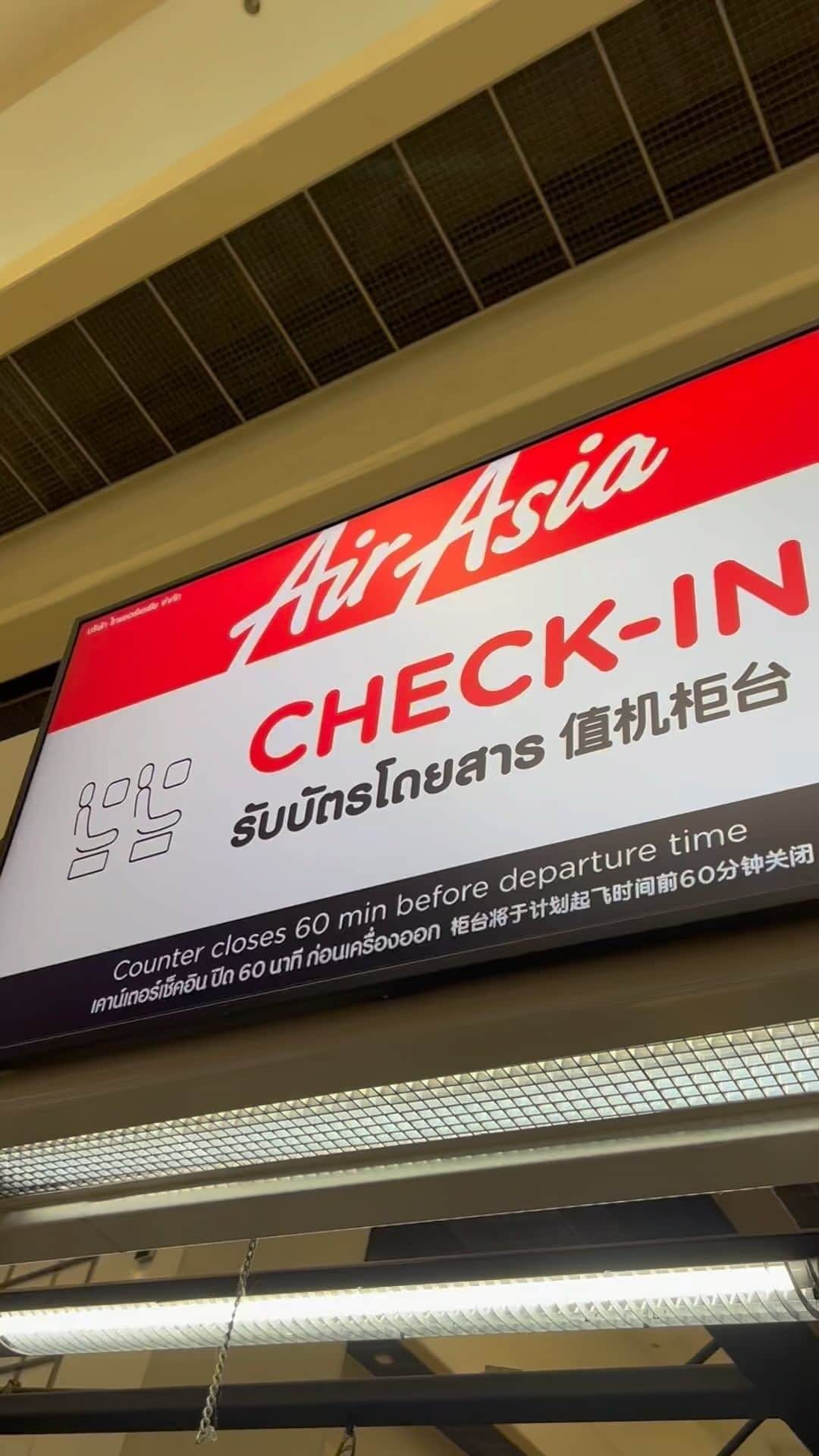 ケリー・タンのインスタグラム：「Finally got to @flyairasia ✈️ BKK-KUL Thank you for the fun and energetic crew ❤️ Forgot to take a photo of @santan.asean Nasi Lemak 😍 Looking forward to my next trip AirAsia! 🫶🏻 @airasiasuperapp  • • • #AirAsia #FlyAirAsia #NowEveryoneCanFly #FunCrew #Malaysia #KualaLumpur  •」