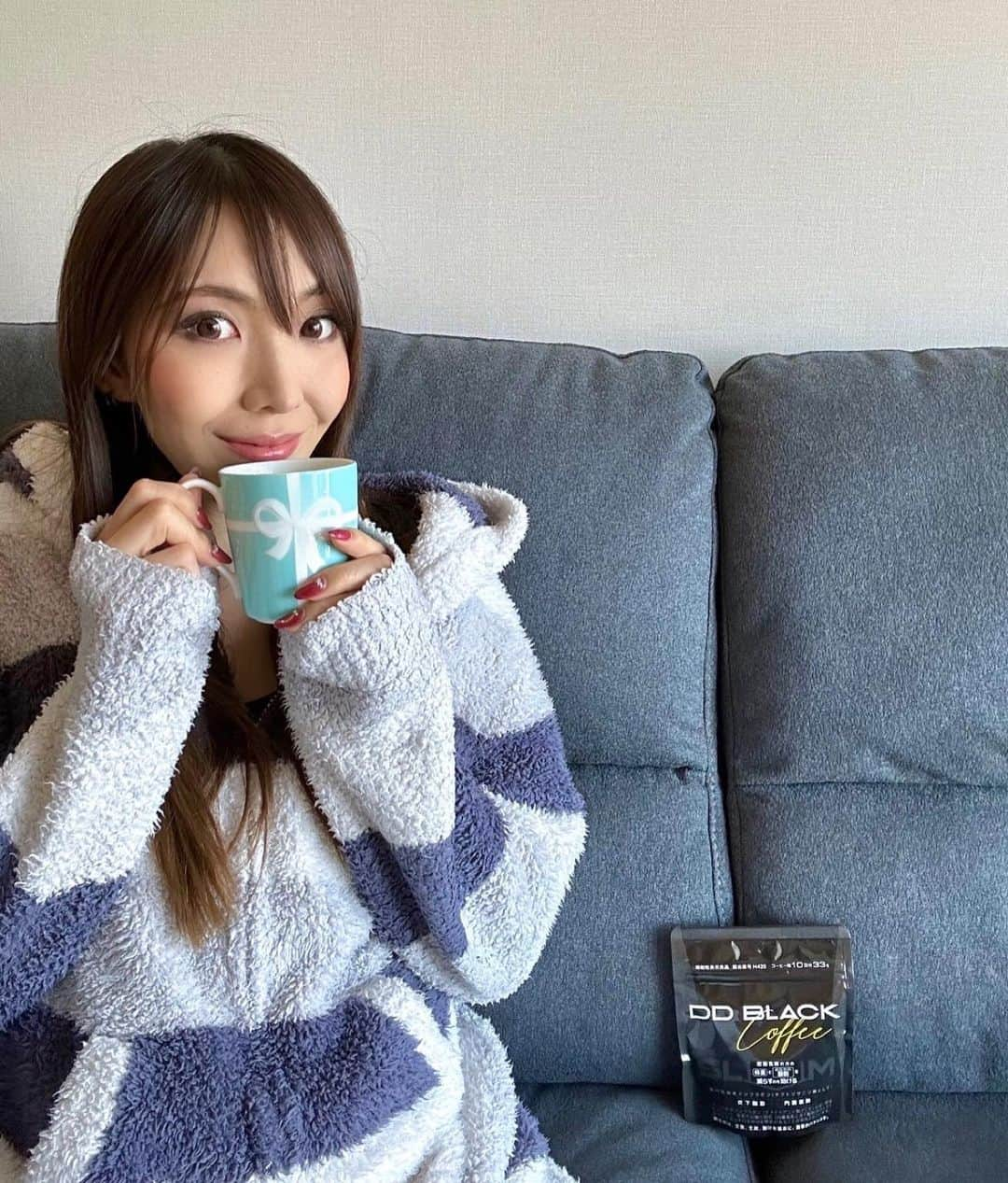 jun fitnessさんのインスタグラム写真 - (jun fitnessInstagram)「寒い日が続きますが そんな毎日にホットドリンクが欠かせない☕️！  且つダイエット効果も期待出来る飲み物があったらいいのに〜 と思ってたら、良いもの見つけた💓 @dd_black.coffee.slim  このDD BLACK COFFEE SLiMは 脂肪を減らすのをサポートしてくれる ダイエットコーヒー☕️ そのうえ、 イソフラボン・チャコール・ココナッツオイルなど、 女性に嬉しい、美スリムに導いてくれる成分が 厳選配合されてるとのこと☺️  何事も続けないと意味がないけど、 これは味もマイルドで飲みやすくて続けやすいし、 冷えた体を内面から温めてくれる感じが とっても気に入ってます💓  春の薄着になる前に痩せ習慣を✨  #ダイエット#ダイエットコーヒー#チャコールコーヒー#ダイエットレシピ#DDBLACKCOFFEESLiM」2月25日 8時31分 - jjfitness44