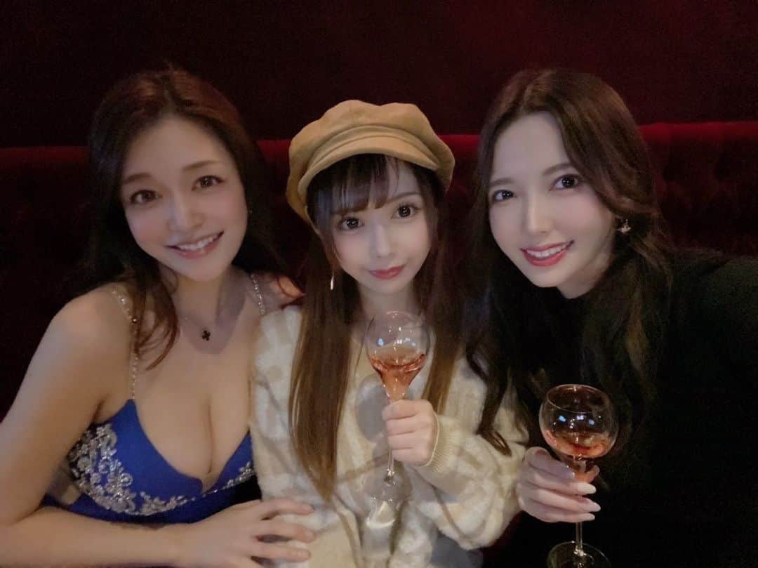 佳苗るかのインスタグラム：「最近お酒をたくさん飲むようになって前より強くなったと感じます…！！（自分でびっくり笑） データフォルダを見るとシャンパンとクライナーとテキーラとコカボムの写真で埋め尽くされています😂 でもソフトドリンクも好きです！！コーラとオロC！！（炭酸炭酸🎵） ひびちゃんに会いにレッドドラゴン行った日もシャンパン飲んでにっこり💗  #シャンパン #美女 #囲まれて #酒 #レッドドラゴン #六本木 #roppongi #tokyo #followｍe #follow」