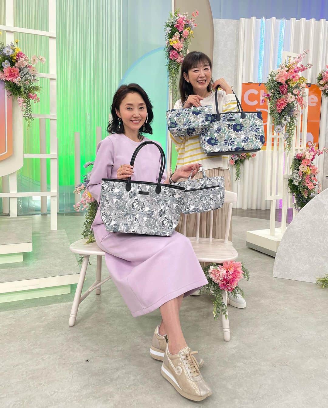 織香のインスタグラム：「IMリバティ春の新作オンエア💐💕💐💕💐💕  ご覧くださった皆さま👀 お買い上げ下さった皆さま✨ 本当にありがとうございました😍😍😍  お花畑のような春らしいセットで ナビゲーターの日比野さん💕西貝さん💕 とTPのセットを持って💙🤍💛💜💖  いつもながら新作の時はドキドキ🥹  ナビのお2人に助けていただいて✨ 皆さまに大大大好評いただけて ホッとしております😊  美しいリバティプリント🌷🌷🌷 ご紹介させて頂ける事がとても光栄で 改めて、心から感謝です💖✨✨✨  楽しい日だけではなく、辛い時やしんどい気持にも優しく寄り添えるような商品企画を これからもチーム一丸で続けていきたい！  まだまだ寒い日が続きますが リバティで春を取り入れて🌸 楽しい気分でお過ごしいただけますように ╰(*´︶`*)╯♡  #春#リバティ #持ち歩くアート #1年中枯れないお花 #QVC#qvcjapn #リバティプリント #リバティファブリック #リバティ好き #リバティ好きと繋がりたい #Liberty #LibertyPrint #LibertyFabric #libertylove #IntermodeMadeWithLibertyFabrics #川辺株式会社 @intermode_kawabe #QVC#qvcjapan #スニーカー @noname.japan」