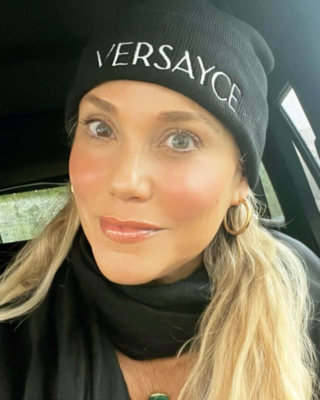 エリザベス・バークレーのインスタグラム：「I bought it at…. !!!!#Versayce #darlin 💅🏻💃🏼🌋❤️#merch #differentplaces #shejustwentdown  MERCH DROPPING  TOMORROW MORNING -SAT 2/25 🎥🌟🌋💃🏼❤️  elizabethberkleylauren.com Link in bio 🎥❤️」