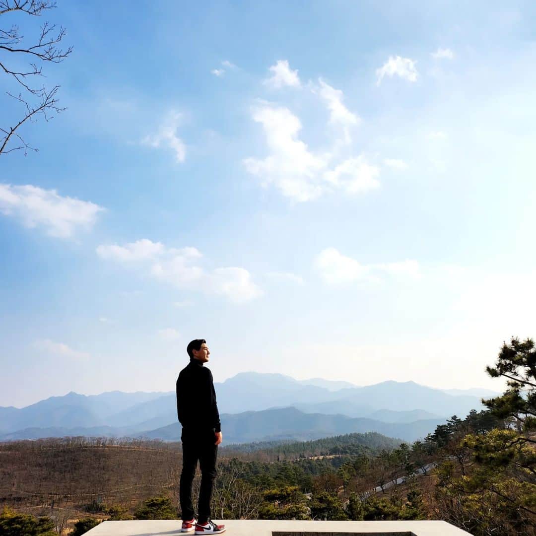 ハン・サンジンのインスタグラム：「Peace of mind and body.. A space to breathe 숨을 고르고 다시 걷는다 #느리게걷기 #사유원 #hansangjin」