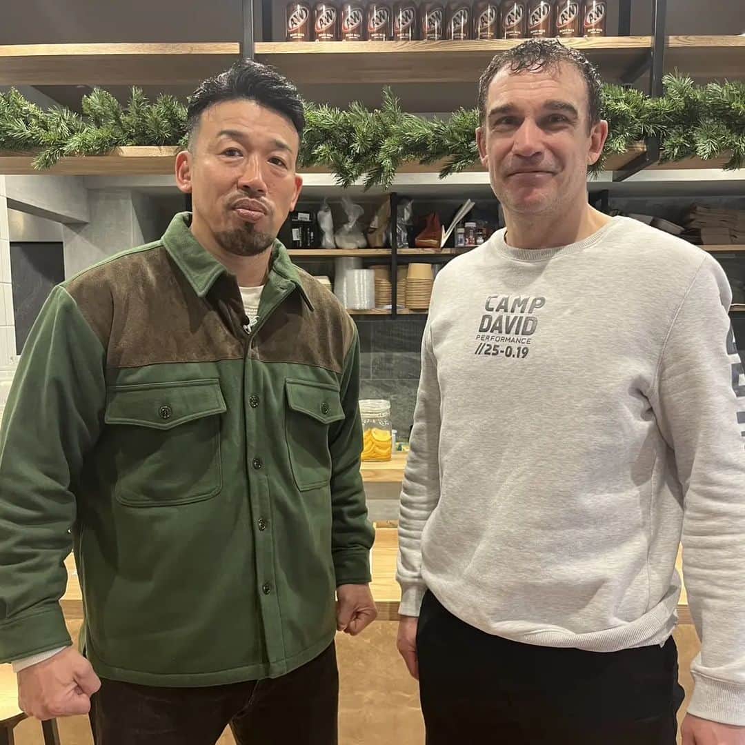 のインスタグラム：「🥊  "20世紀最強の暴君"ピーター・アーツがYouTubeチャンネルを開設されコラボ撮影してきました。 @peteraertsofficial  93年のK-1第1回大会から参戦しているピーターさんは大先輩であり憧れであり共にK-1の看板を守ってきた戦友。  ピーターさんに声をかけていただき俺自身久々のYouTube撮影になりましたが、メチャクチャ緊張感もあったし凄く楽しい時間でした。  #武蔵 #ピーターアーツ #K1 #k1wgp #peteraerts #brother #kickboxing #champion」