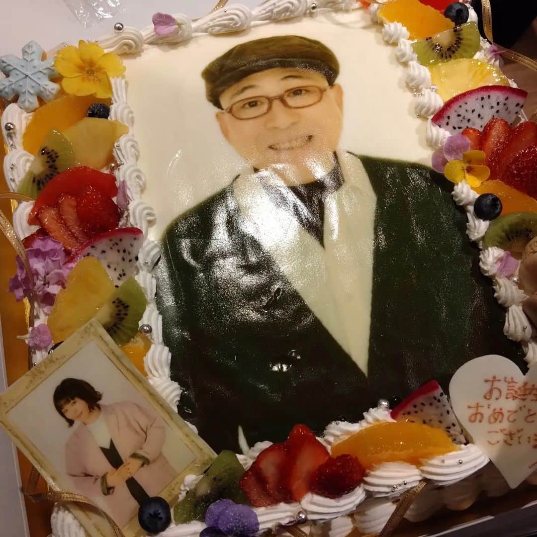あしべのインスタグラム：「昨日は、師匠であり 貴明（石橋貴明さん）でもある コージー冨田さんのBirthdayイベントにゲスト出演させていただきました💫  久々の二人での『１番偉い人へ』歌っていてジ～ンときました！  コージーさんお誕生日おめでとうございます🎂 出演されてた小出真保さんも同日でお誕生日おめでとうございます🎂」