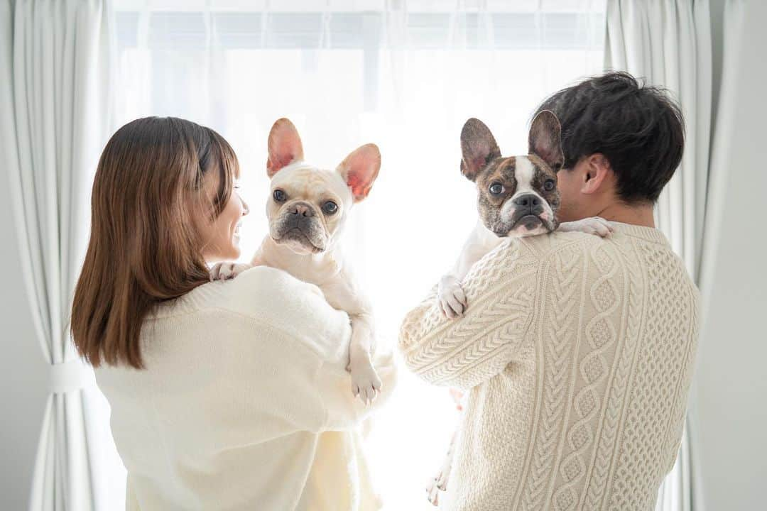 ホームランなみちさんのインスタグラム写真 - (ホームランなみちInstagram)「👩🐶🐶👱‍♂️  お家マタニティフォト おんぷとうたも一緒に🐶🐶  2匹ともかなりの甘えん坊に育ててしまったので、娘が産まれてからどんな反応をするのか楽しみ！ 私より、パパを娘に取られる方が嫉妬する気がしてる🙄笑 おんぷ姉ちゃん、うた兄ちゃんも頑張れ✊  #🤰 #マタニティフォト #マタニティフォトセルフ #dog #🐶  #臨月 #妊婦」2月25日 10時11分 - nami_onpu_uta