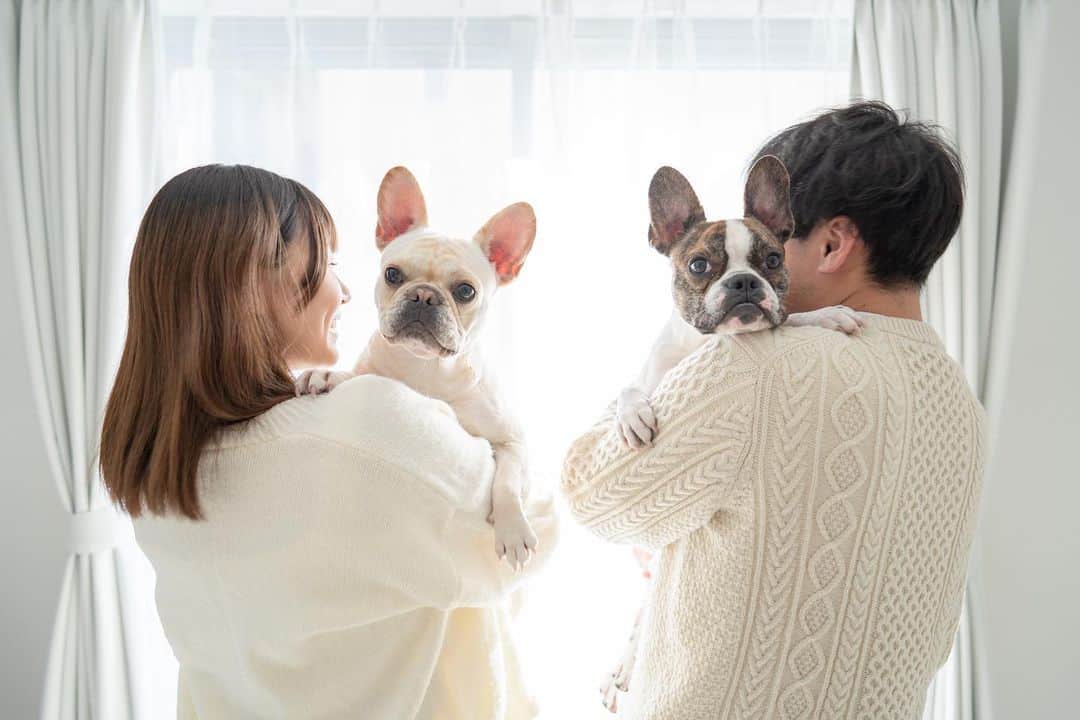 ホームランなみちのインスタグラム：「👩🐶🐶👱‍♂️  お家マタニティフォト おんぷとうたも一緒に🐶🐶  2匹ともかなりの甘えん坊に育ててしまったので、娘が産まれてからどんな反応をするのか楽しみ！ 私より、パパを娘に取られる方が嫉妬する気がしてる🙄笑 おんぷ姉ちゃん、うた兄ちゃんも頑張れ✊  #🤰 #マタニティフォト #マタニティフォトセルフ #dog #🐶  #臨月 #妊婦」
