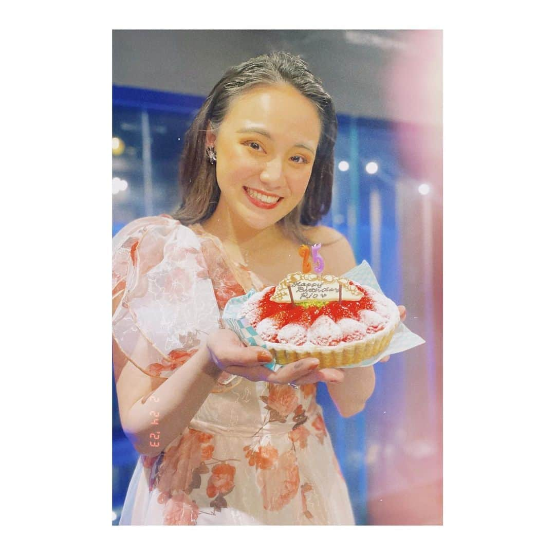 四宮吏桜さんのインスタグラム写真 - (四宮吏桜Instagram)「Birthday cake 🧁  ライブ当日にサプライズでいただいたケーキ🍰 まさかのタイミングだったので本番中は良く見ることができず…笑笑 終わった後に見て "あぁっ！タルトじゃんっ🥧やばっ！！🥺"と テンション上がっておりました😭✨  ケーキと一緒に写真を撮ったんですけどね… なぜかピントがケーキにしか合わず… 奇跡的にピントが合ってくれた一枚。 そしてそのあとは色んな表情したのに謎にぼやけております←笑笑  いいさっ！ 主役はケーキさっ！ フンッ！(ෆ°᷄൧ °᷅ෆ)←  笑笑笑  この後美味しくいただきました😋❤️ ご用意してくださった皆様 本当にありがとうございます🥰  #一日一投稿 #四宮吏桜 #birthdaycake  #苺のタルト  #キルフェボン  #ピンボケ写真」2月25日 10時12分 - rio_s_0221