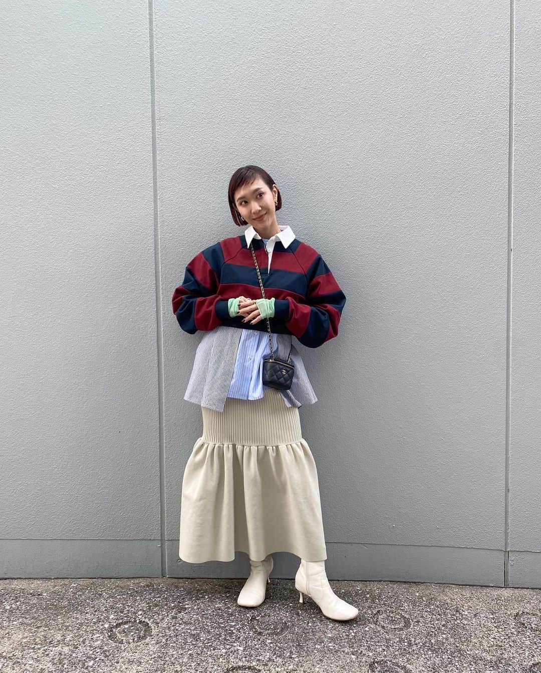 小竹麻理さんのインスタグラム写真 - (小竹麻理Instagram)「ラガートップスの着回し🤍 カジュアルな印象のトップスもレイヤード技でモードに仕上げるのが○ インナーのストライプシャツは今の気分にぴったりすぎて、毎週着てる🤭💕  来週はSHEL'TTER TOKYOがリニューアルOPENだよ〜！PLUSのインスタライブやります。見てね？💕💕(ドキドキ)」2月25日 10時24分 - marikotake