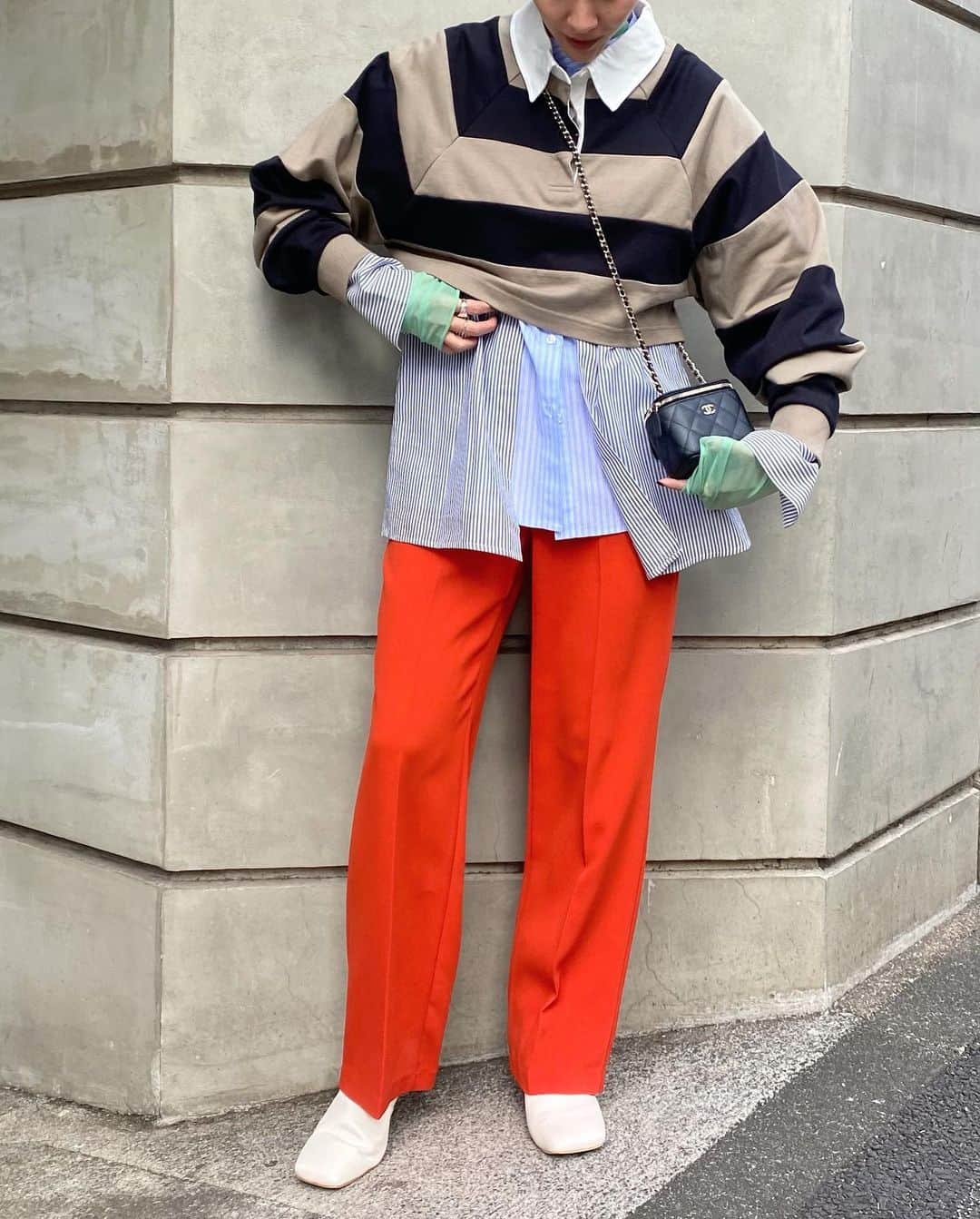 小竹麻理のインスタグラム：「ラガートップスの着回し🤍 カジュアルな印象のトップスもレイヤード技でモードに仕上げるのが○ インナーのストライプシャツは今の気分にぴったりすぎて、毎週着てる🤭💕  来週はSHEL'TTER TOKYOがリニューアルOPENだよ〜！PLUSのインスタライブやります。見てね？💕💕(ドキドキ)」