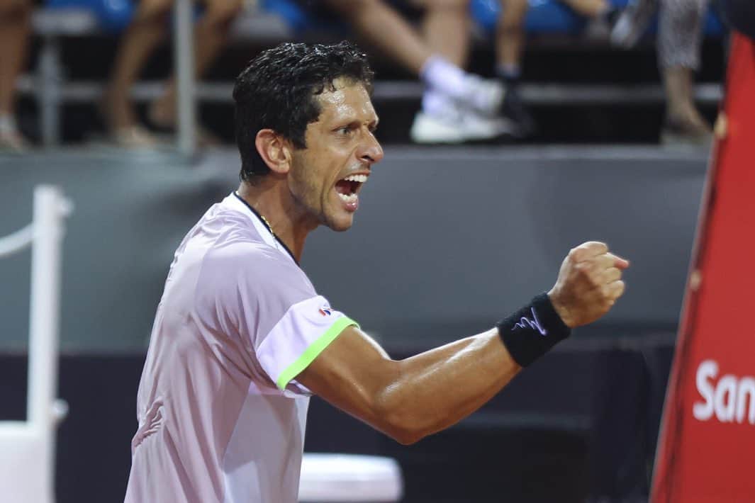 マルセロ・メロのインスタグラム：「Finaaaaaaaal ! Vaaaamos estamos na final aqui no Rio Open!! Valeu demais quem veio hj e vaaaamos com tudo amanhã !! . . . 😀🇧🇷🇧🇷🇧🇷😀 . . @rioopenoficial @centauroesporte @bancobmg @asicsbrasil @headtennis_official @volvocarbr @jscabal @rioopenoficial」