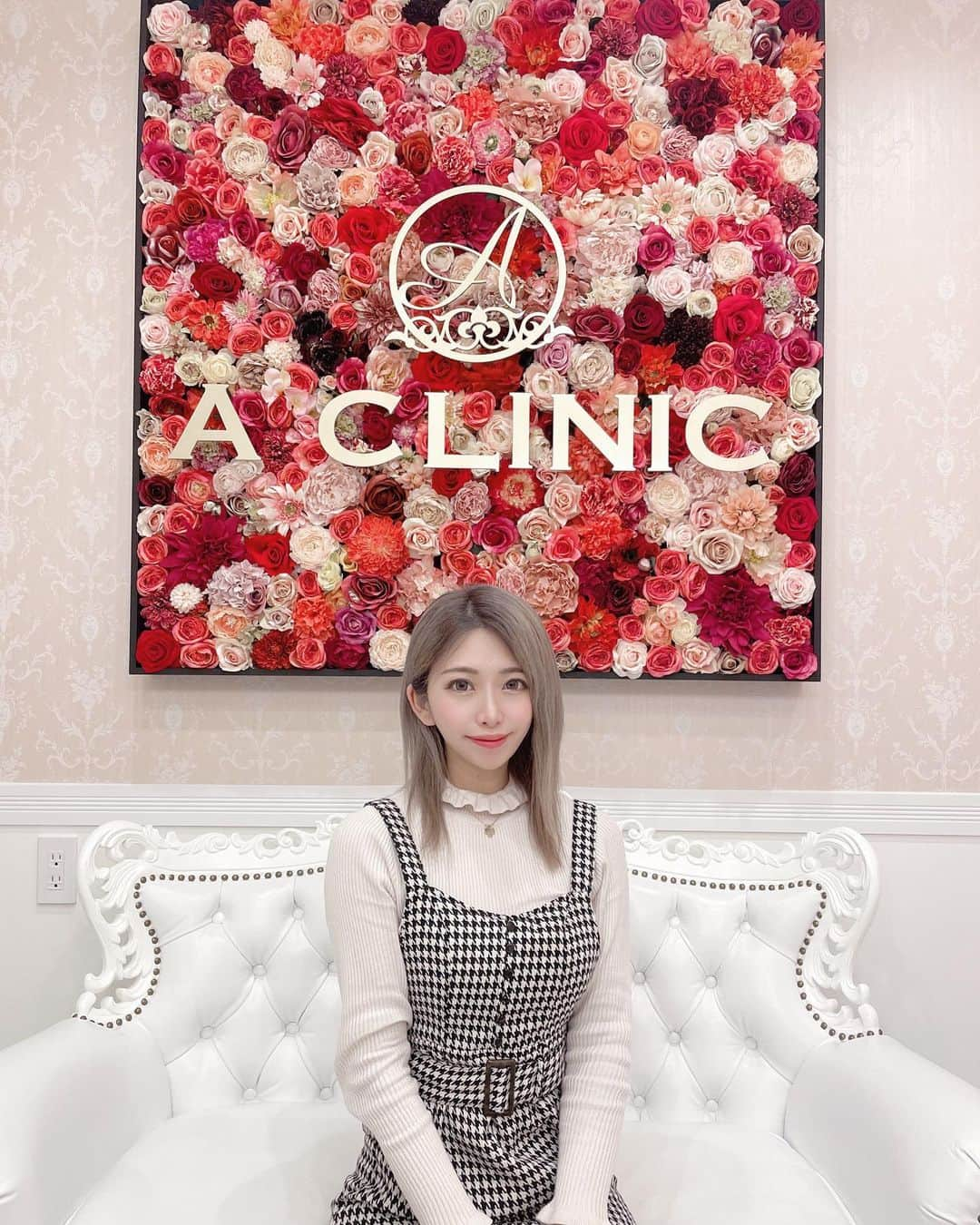 HANAさんのインスタグラム写真 - (HANAInstagram)「A CLINIC新宿院(@aclinic_shinjuku) 吉川先生(@aclinic_yoshikawa)に “1day小顔脂肪吸引”をして頂いて1週間 経ったので経過を記録😌✐☡ ⋆* ･ 腫れは全然なくて次の日から遊べたよ🎀 フェイスラインがシュッとなって友達にも 顔がちっちゃくなったって褒められた🥹💕 ･ beforeの画像みたいに笑うと二重顎ぽく なるのが嫌だったんだけどそれがなくなった(⸝⸝o̴̶̷᷄ ·̭ o̴̶̷̥᷅⸝⸝) ･ 術中も麻酔がちゃんときいてくれて痛みもなく あっという間におわったよ☺️👌 ． 顔のお肉ってダイエットしても中々おちなかったから スッキリして嬉しい( * ॑꒳ ॑* )✨️ ･ 先生ありがとうございました🦄🌙💜 ･ "#aclinic #aクリニック #エークリニック #aclinic銀座 #aclinic横浜 #aclinic新宿 #aclinic名古屋 #aclinic大阪 #aclinic福岡#aclinic池袋 #美容外科 #美容皮膚科 #1day小顔脂肪吸引 #1day小顔  #脂肪吸引 #小顔 #美肌 #二重あご #フェイスライン #糸リフト #aスレッド #顔痩せ #部分やせ #小顔整形 #吉川彩 #小顔になりたい #横顔美人	#aclinic仙台#吉川彩」2月25日 10時39分 - hnmr__100