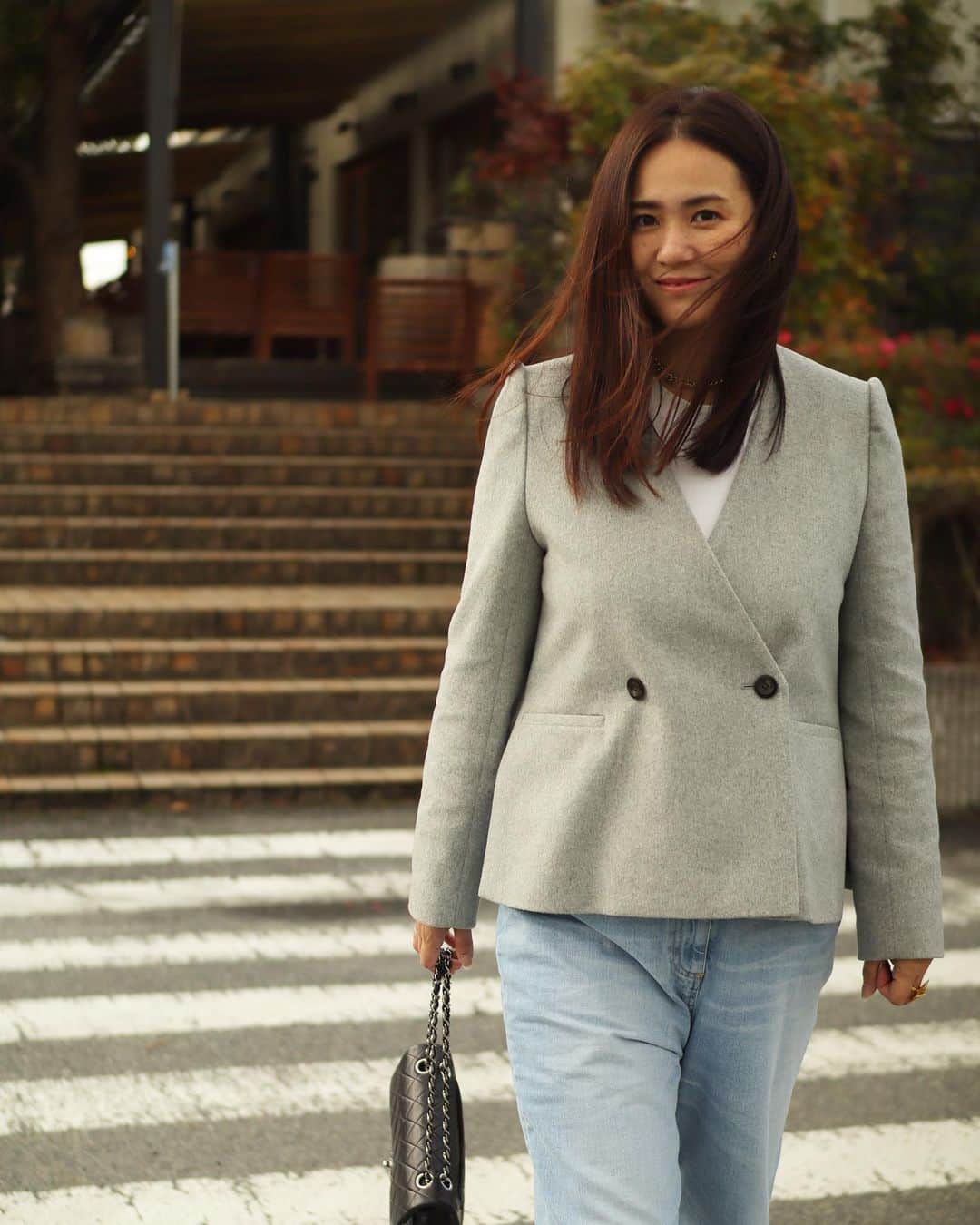 田中幸恵のインスタグラム：「___ . 1枚目の自分が むちゃくちゃ父親にそっくりで、ますます似てきたことに驚いた😳 （娘にはもう髪の毛長いじぃじやんって言われた笑）  久しぶりに買ったデニムは @third_magazine で。 スタッフさんが履いてるのを見て即決。 ゆるっ、たぽっとしたシルエットがたまらん🤍  jacketは一昨年買った @column_official_jp   columnでは春用にジレを購入。 早く着たいなぁ☺️  久しぶりに @hiron953 とうめはんパトロール楽しかった🫰  jacket→ @column_official_jp  tops→ @uniqlo_jp  jeans→ @third_magazine  shoes→ @maxmara_weekend_pfg  bag→ @chanelofficial   #column #thirdmagazine  #uniqlo  #weekendmaxmara  #chanel #denim」