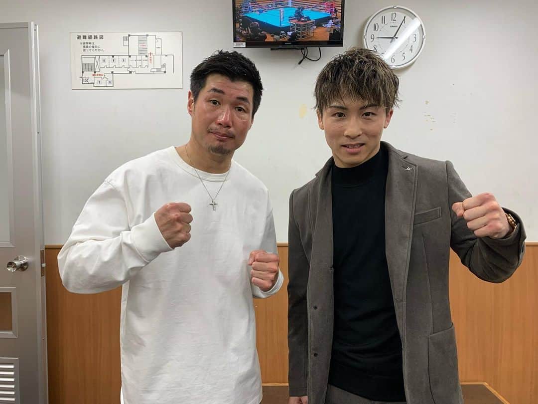 長谷川穂積のインスタグラム：「昨日はWOWOWのイベントに出演させていただきました。 その中で井上選手とマスボクシングしました。 1分でしたが楽しくて幸せな時間でした。 高柳さんの生実況も最高でした。 WOWOWさん、井上選手、会場の皆さんありがとうございました。 #ボクシングLove2023 #なんかダサい」