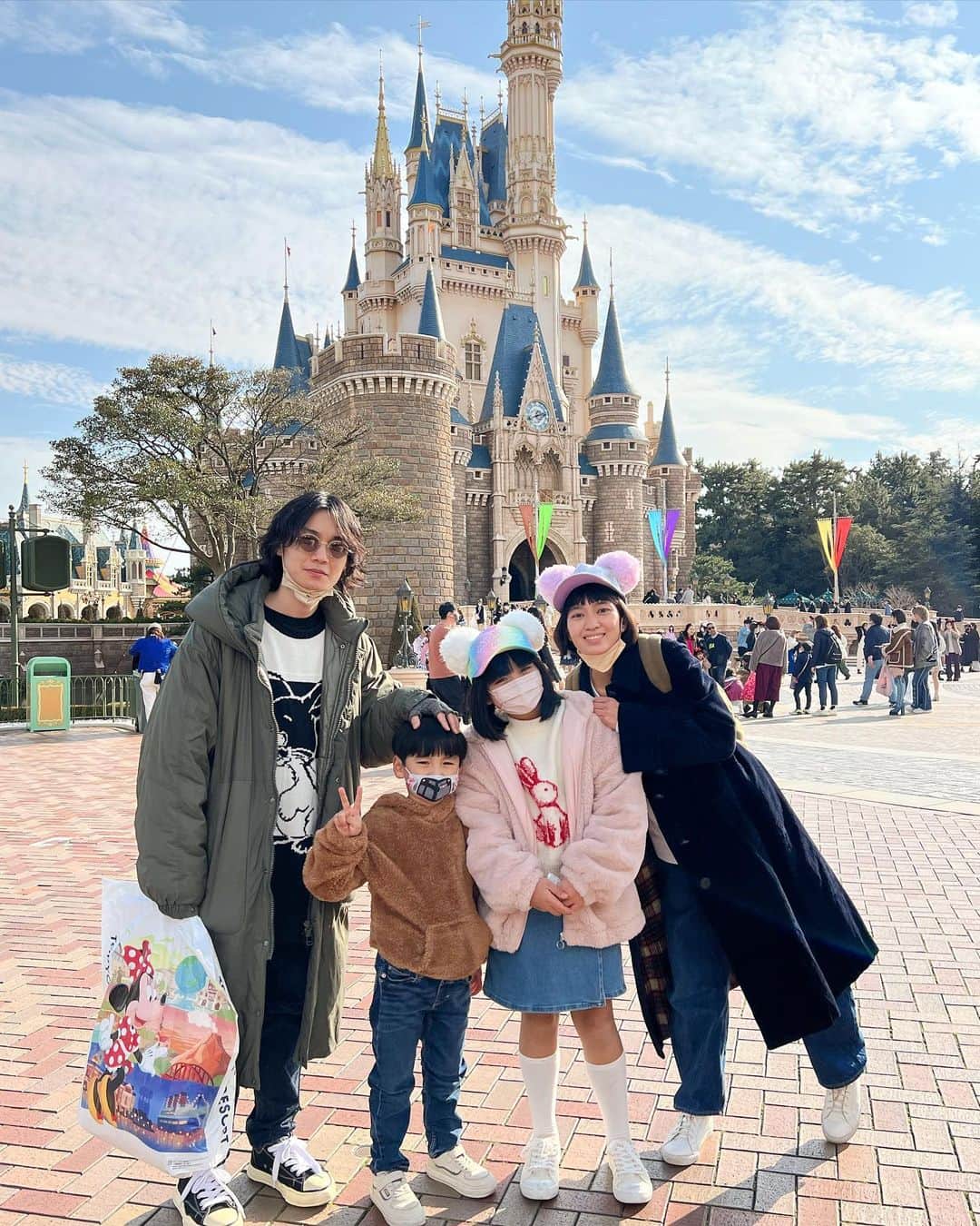 のインスタグラム：「この前家族でディズニーランドに行ってきました🏰❣️ ディズニー…やっぱ最高👑👑👑✨ めちゃくちゃ楽しかったです💖🌈 朝から15時位までいたけれど イッツアスモールワールドに始まり ホーンテッドマンション トムソーヤ島 リバーサイド鉄道 パレード ドリーミングアップ！ スターツアーズを見て ヘトヘトで帰りました‼️笑 次回はシーに行こうね🌎🦊🔎💕 余談だけどランドのはるみは魔法の国効果で美少女に見えました…👸🏻✨(5.6枚目)」