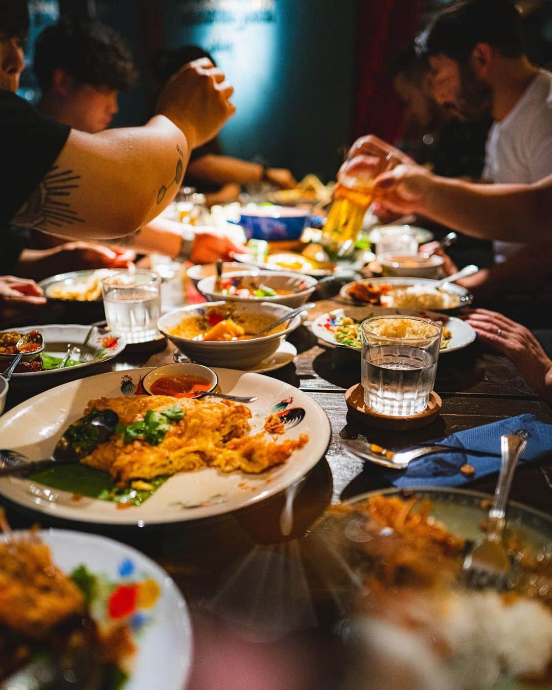 大橋直誉のインスタグラム：「初タイ 食べすぎてずっと満腹 ソムタム,ヤムウンセン,ラープガイ,トムヤムクン(クリア&クリーム),マッサマンカレー,トムカーガイ,ガイヤーン,コームヤーン,ガパオライス,オースワン,トートマンクン,パッタイ,カオニャオムアン,他にも知らないのたくさん。 あ、カオマンガイ食べてない。 というわけで、本日は市場巡りから👋」