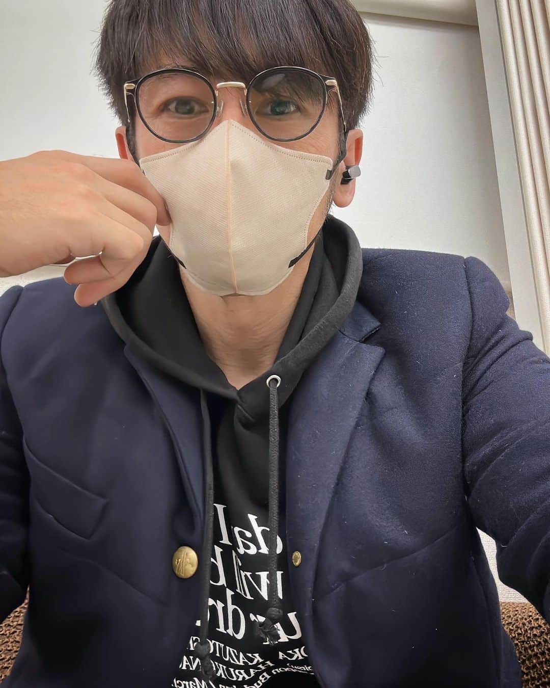 寺岡呼人のインスタグラム：「ゴールデンサークルの余韻が抜けないので、グッズのパーカーを着用（笑）！  寺岡呼人 ソロ30周年TOUR～馴染みの店～ ホームページ先行受付（抽選） 始まりました！ 是非、遊びに来てくださいね！ ⁡ 4月22日（土）大阪・Shangri-La(梅田） 4月28日（金）東京・新宿ReNY  ⁡ 2/26（日）23:59まで！ ⁡ URL：https://eplus.jp/yohito-hp/ ⁡ ※事前にイープラスの会員登録(無料)が必要です」