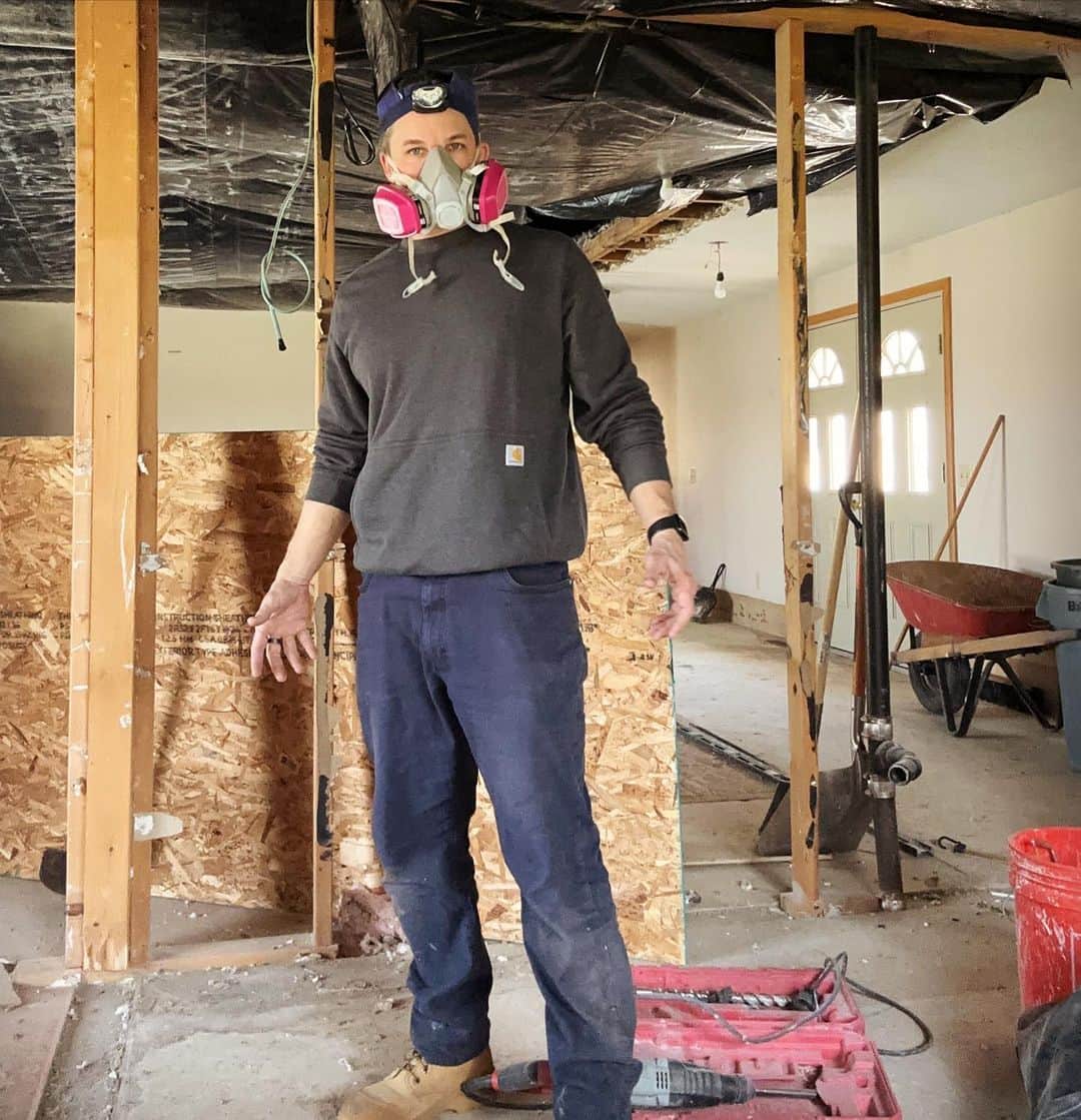 マット・ランターのインスタグラム：「Construction OOTD. Shirt: @carhartt  Pants: @truewerk Boots: @carhartt  Respirator: @3m  Hat: @nike  Headlamp: @duracell or @foxelligear  Watch: @apple  Deep Cough: disgusting old insulation」
