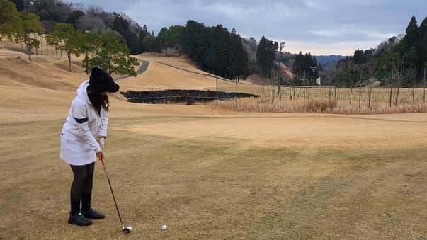 青木茉里奈さんのインスタグラム写真 - (青木茉里奈Instagram)「先日、千葉県のマグレガーカントリークラブの18Hの他にある、練習コース(2H)で練習をしてきました✨(ボールは1かご50球で貸出し有りました。) 2時間制の貸切で、どこからでも自由に好きな練習が出来るのでとっても良かった！ 個人的には、木の後ろからとか、色々な傾斜だったり悪いライだったりそういう状況をあえて作って練習したりとか、色々な実践練習が出来るのでずっといたいなと思いました✨  @macgregor_country_club  _ _ _ _ _ _ _ _ _ _ _ _ _ _ _ _ _ _ _ _ _ _ _ _ _ _ _ _ #マグレガーカントリークラブ  #macgregorcountryclub  #golf #taylormade #taylormadegolf #teamtaylormade #株式会社かしわ堂 #ustmamiya #iomic #eyevol #ecco」2月25日 17時07分 - marinaaoki28