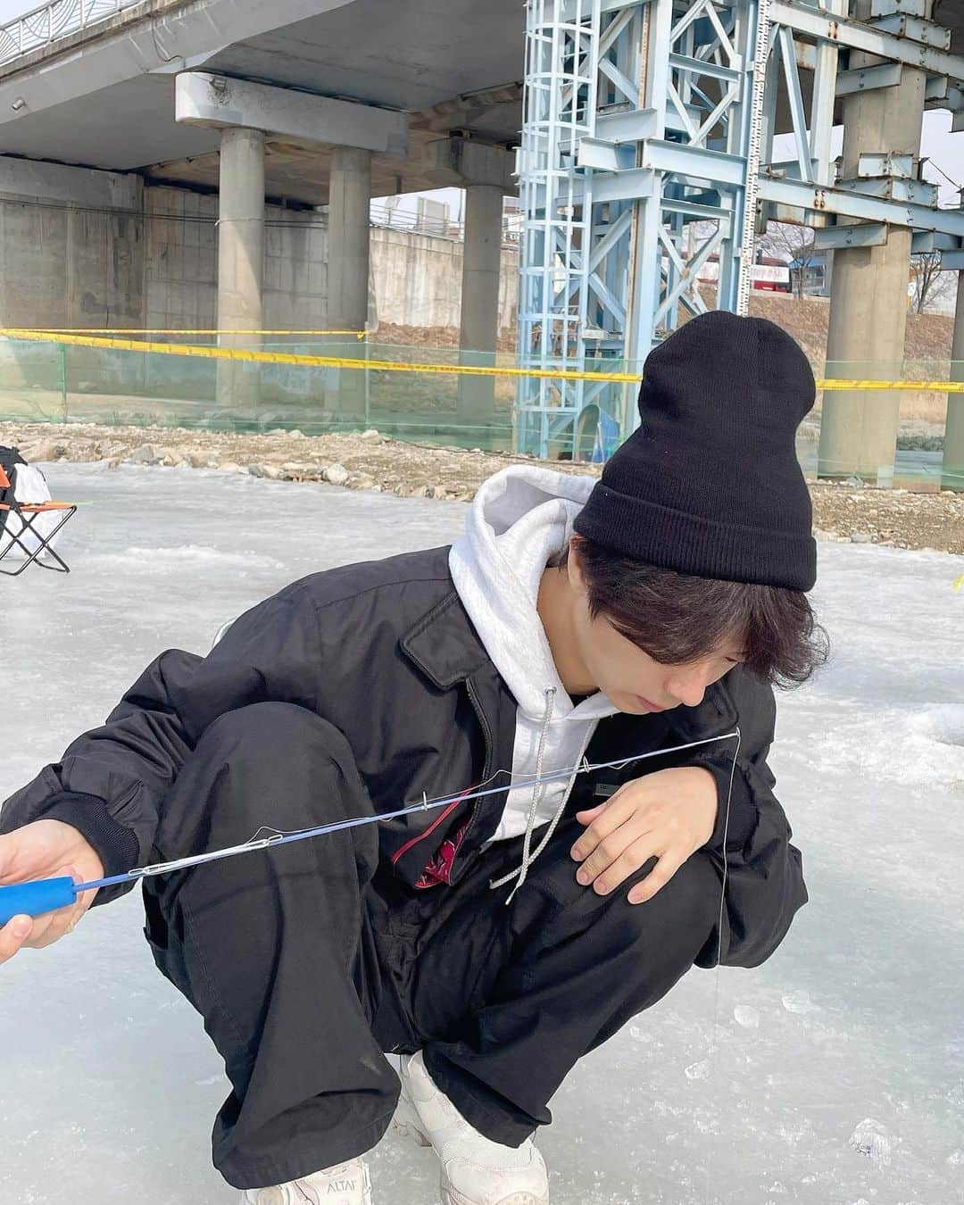 のインスタグラム：「아니!! 이사님!! 물고기 낚으시라니까 저희 마음을 낚으시면 어떡해요🤦🎣💙  #반칙입니다 #삐빅🐟 #돌려내세요 #핫티마음🫶 #레투스타그램」
