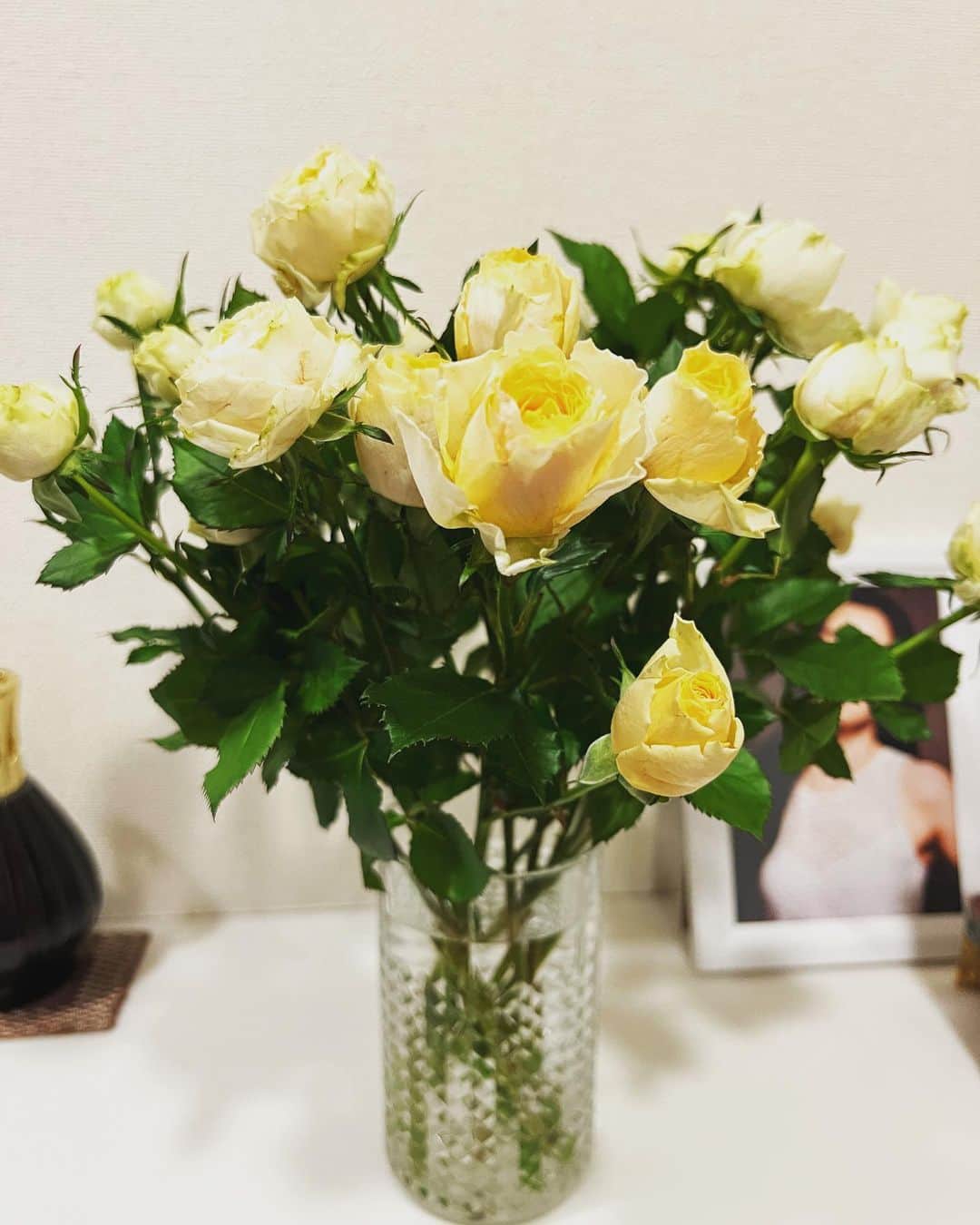 朝岡実嶺のインスタグラム：「@flowr_is でお花を注文してみました😊 可愛いお花がすぐに届きました。 アプリで簡単に注文できます。 売り切りだから、お花のロスを生まないと言うのが素敵❤️  #ロスレスブーケ #お花 #お花のある暮らし #flowers #lifewithflowers」