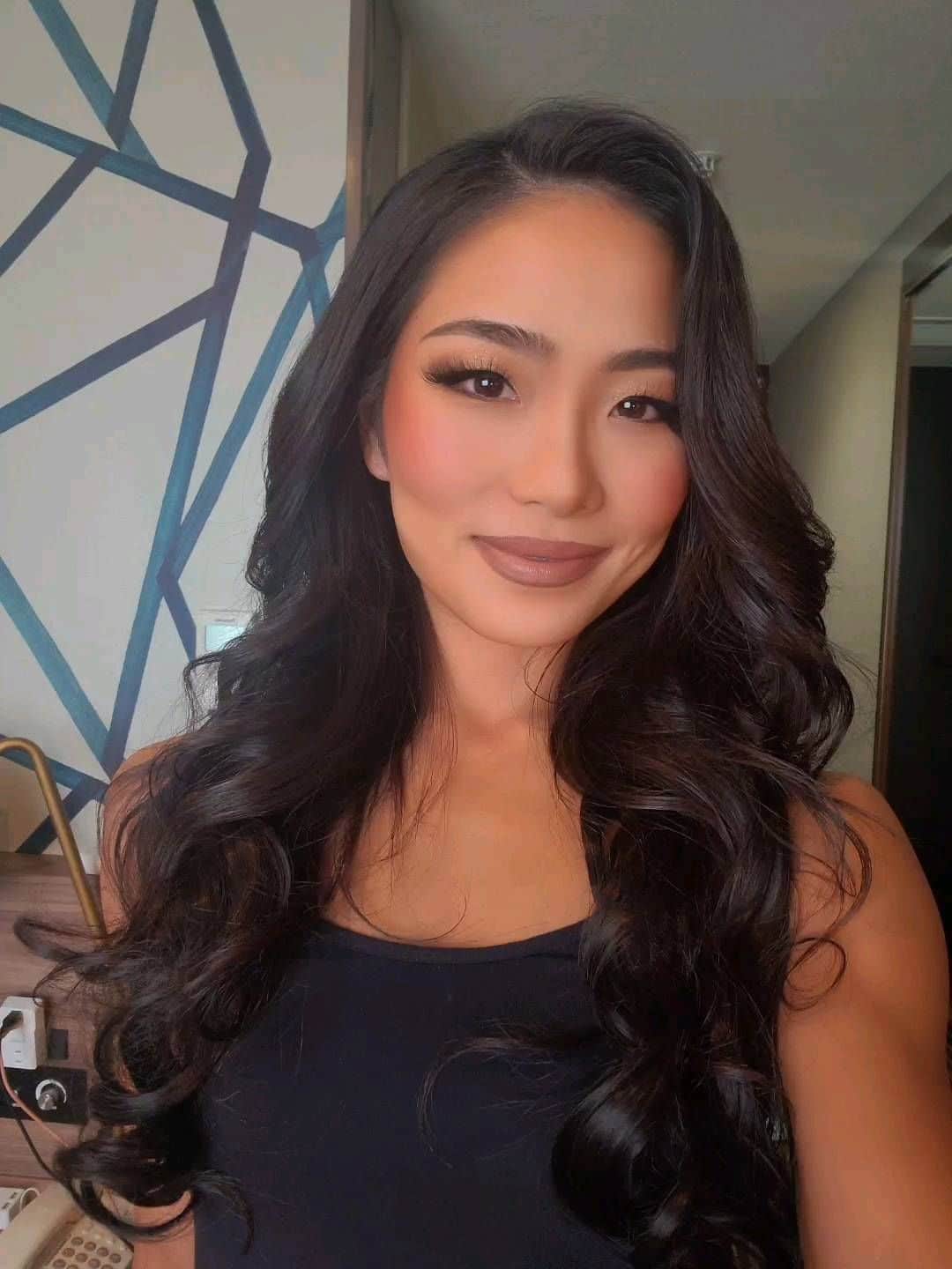 永吉令奈のインスタグラム：「ミスコンテストに出場した時からステージメイクを練習してきました。  その頃からプロのメイキャップアーティストである友達に教わり、 2年前に出場したマッスルコンテストでもメイクをしてもらいました。  またこうしてステージに立つときにメイクをしてもらえて本当に嬉しかった✨️  メイクは魔法のようなもので、 いつもとちがう自分になれる。  ビキニ競技において、ヘア、メイクは審査基準にも入っています。  ただ、大事なのはヘアもメイクもビキニも自分がそれを纏ってどう表現するか。  ウォーキングやポージング、表情をさらに輝かせるためのツール。  私は幸運なことに、ネイルもヘアメイクも信頼・尊敬できる友達に託すことができたので、本当に心強かった😌 自信を持たせてくれてありがとう😊✨️ @mk__rina  メイクが好きな私にいつも素敵なメイクツールをプレゼントしてくれてありがとう🙏💓 @nana_nakashima」