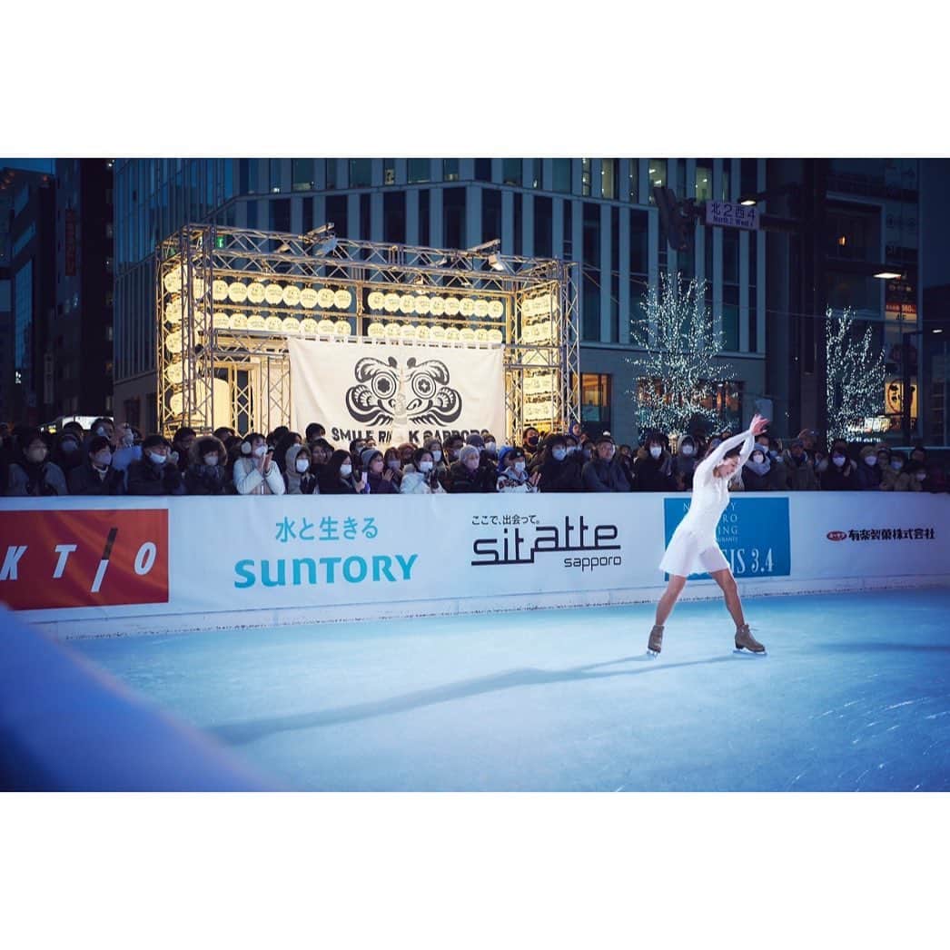 安藤美姫さんのインスタグラム写真 - (安藤美姫Instagram)「❄️❄️❄️⛸️⛸️⛸️❄️❄️❄️ ❄️❄️When I went to skate in Sapporo❄️❄️  さっぽろ雪まつりの期間中に設営された  “😄スマイルリンクさっぽろ😄”  去年は残念ながら中止になってしまいましたが 今年は無事に開催され 子供達向けのスケート教室 イルミネーションが綺麗な夕方の時間にはスケートショーで演技とトークショーをさせて頂きました✨❄️⛸️ 屋外なので天気が心配でしたがこの日はお天気にも恵まれ無事に開催されてとても充実した時間を過ごすことができました😌😌😌 (気温はさすが北海道-マイナスでしたが笑) たくさんの応募の中からご縁あって同じ時間を過ごせた子供達の笑顔に癒され パワーを貰いました💓💓💓  また　観覧に足を運んでくださった皆様も 本当に寒い中あたたかく見守ってくださり ありがとうございました😌🫶  雪景色の中イルミネーションに囲まれて滑るのは本当に気持ちがよく幸せな空間でした❄️❄️❄️  そしてこの様な機会を下さった関係者の皆様 本当にありがとうございました✨❄️😌⛸️  また大好きな北海道で皆様にお会いできるのを楽しみにしています💓💓💓  #北海道 #札幌 #さっぽろ雪まつり #スマイルリンクさっぽろ  #北海道文化放送  #uhb  #安藤美姫 #sapporo #smilerinksapporo #mikiando」2月25日 11時50分 - miki_m_ando0403