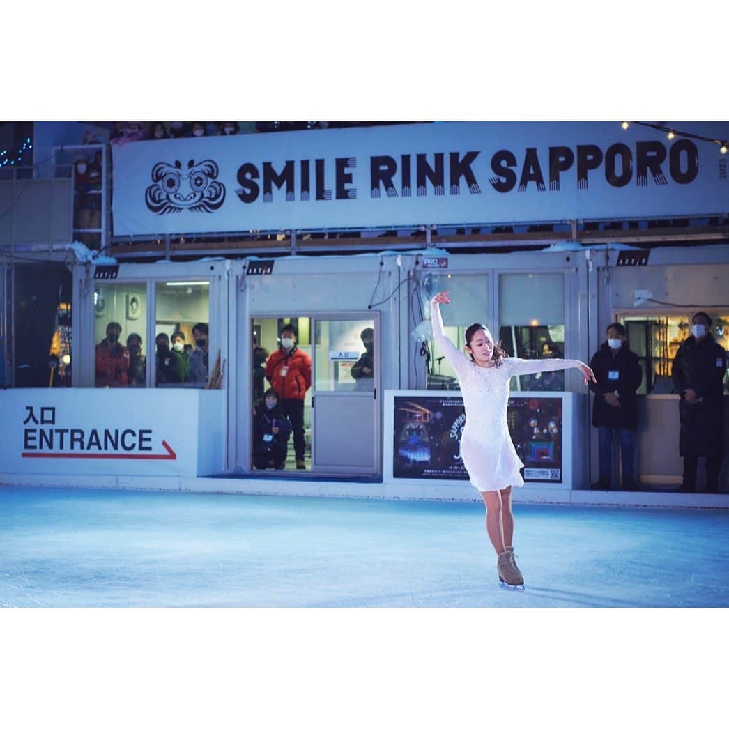 安藤美姫さんのインスタグラム写真 - (安藤美姫Instagram)「❄️❄️❄️⛸️⛸️⛸️❄️❄️❄️ ❄️❄️When I went to skate in Sapporo❄️❄️  さっぽろ雪まつりの期間中に設営された  “😄スマイルリンクさっぽろ😄”  去年は残念ながら中止になってしまいましたが 今年は無事に開催され 子供達向けのスケート教室 イルミネーションが綺麗な夕方の時間にはスケートショーで演技とトークショーをさせて頂きました✨❄️⛸️ 屋外なので天気が心配でしたがこの日はお天気にも恵まれ無事に開催されてとても充実した時間を過ごすことができました😌😌😌 (気温はさすが北海道-マイナスでしたが笑) たくさんの応募の中からご縁あって同じ時間を過ごせた子供達の笑顔に癒され パワーを貰いました💓💓💓  また　観覧に足を運んでくださった皆様も 本当に寒い中あたたかく見守ってくださり ありがとうございました😌🫶  雪景色の中イルミネーションに囲まれて滑るのは本当に気持ちがよく幸せな空間でした❄️❄️❄️  そしてこの様な機会を下さった関係者の皆様 本当にありがとうございました✨❄️😌⛸️  また大好きな北海道で皆様にお会いできるのを楽しみにしています💓💓💓  #北海道 #札幌 #さっぽろ雪まつり #スマイルリンクさっぽろ  #北海道文化放送  #uhb  #安藤美姫 #sapporo #smilerinksapporo #mikiando」2月25日 11時50分 - miki_m_ando0403