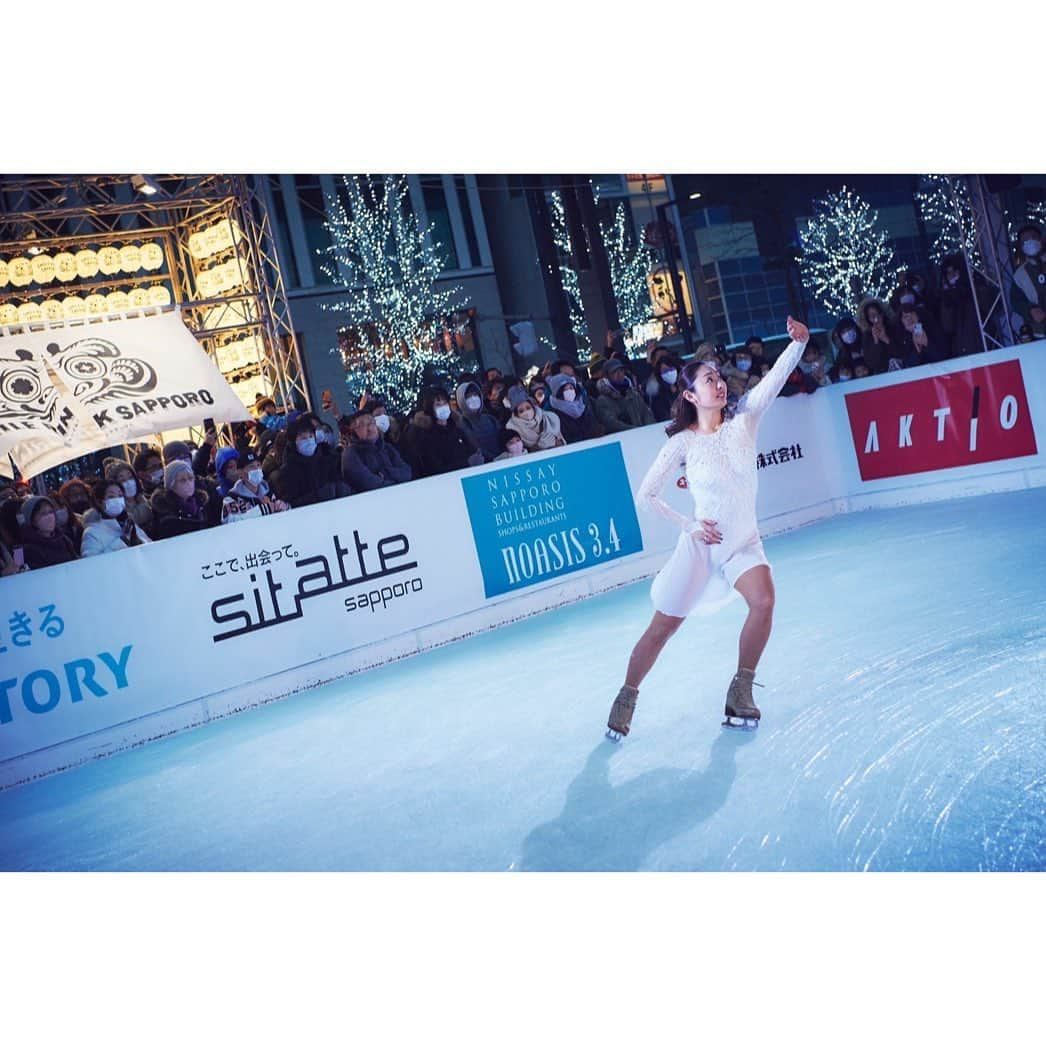 安藤美姫さんのインスタグラム写真 - (安藤美姫Instagram)「❄️❄️❄️⛸️⛸️⛸️❄️❄️❄️ ❄️❄️When I went to skate in Sapporo❄️❄️  さっぽろ雪まつりの期間中に設営された  “😄スマイルリンクさっぽろ😄”  去年は残念ながら中止になってしまいましたが 今年は無事に開催され 子供達向けのスケート教室 イルミネーションが綺麗な夕方の時間にはスケートショーで演技とトークショーをさせて頂きました✨❄️⛸️ 屋外なので天気が心配でしたがこの日はお天気にも恵まれ無事に開催されてとても充実した時間を過ごすことができました😌😌😌 (気温はさすが北海道-マイナスでしたが笑) たくさんの応募の中からご縁あって同じ時間を過ごせた子供達の笑顔に癒され パワーを貰いました💓💓💓  また　観覧に足を運んでくださった皆様も 本当に寒い中あたたかく見守ってくださり ありがとうございました😌🫶  雪景色の中イルミネーションに囲まれて滑るのは本当に気持ちがよく幸せな空間でした❄️❄️❄️  そしてこの様な機会を下さった関係者の皆様 本当にありがとうございました✨❄️😌⛸️  また大好きな北海道で皆様にお会いできるのを楽しみにしています💓💓💓  #北海道 #札幌 #さっぽろ雪まつり #スマイルリンクさっぽろ  #北海道文化放送  #uhb  #安藤美姫 #sapporo #smilerinksapporo #mikiando」2月25日 11時50分 - miki_m_ando0403