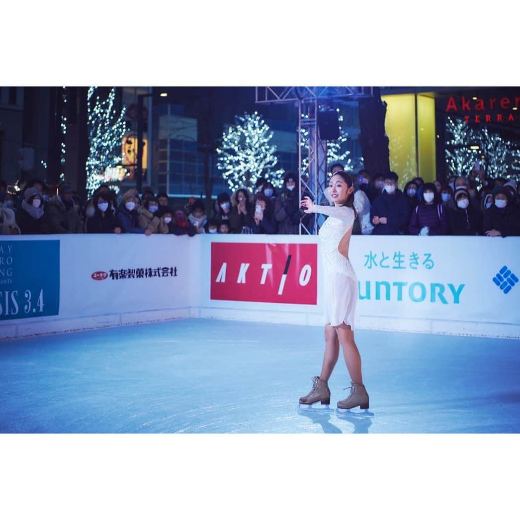 安藤美姫さんのインスタグラム写真 - (安藤美姫Instagram)「❄️❄️❄️⛸️⛸️⛸️❄️❄️❄️ ❄️❄️When I went to skate in Sapporo❄️❄️  さっぽろ雪まつりの期間中に設営された  “😄スマイルリンクさっぽろ😄”  去年は残念ながら中止になってしまいましたが 今年は無事に開催され 子供達向けのスケート教室 イルミネーションが綺麗な夕方の時間にはスケートショーで演技とトークショーをさせて頂きました✨❄️⛸️ 屋外なので天気が心配でしたがこの日はお天気にも恵まれ無事に開催されてとても充実した時間を過ごすことができました😌😌😌 (気温はさすが北海道-マイナスでしたが笑) たくさんの応募の中からご縁あって同じ時間を過ごせた子供達の笑顔に癒され パワーを貰いました💓💓💓  また　観覧に足を運んでくださった皆様も 本当に寒い中あたたかく見守ってくださり ありがとうございました😌🫶  雪景色の中イルミネーションに囲まれて滑るのは本当に気持ちがよく幸せな空間でした❄️❄️❄️  そしてこの様な機会を下さった関係者の皆様 本当にありがとうございました✨❄️😌⛸️  また大好きな北海道で皆様にお会いできるのを楽しみにしています💓💓💓  #北海道 #札幌 #さっぽろ雪まつり #スマイルリンクさっぽろ  #北海道文化放送  #uhb  #安藤美姫 #sapporo #smilerinksapporo #mikiando」2月25日 11時50分 - miki_m_ando0403