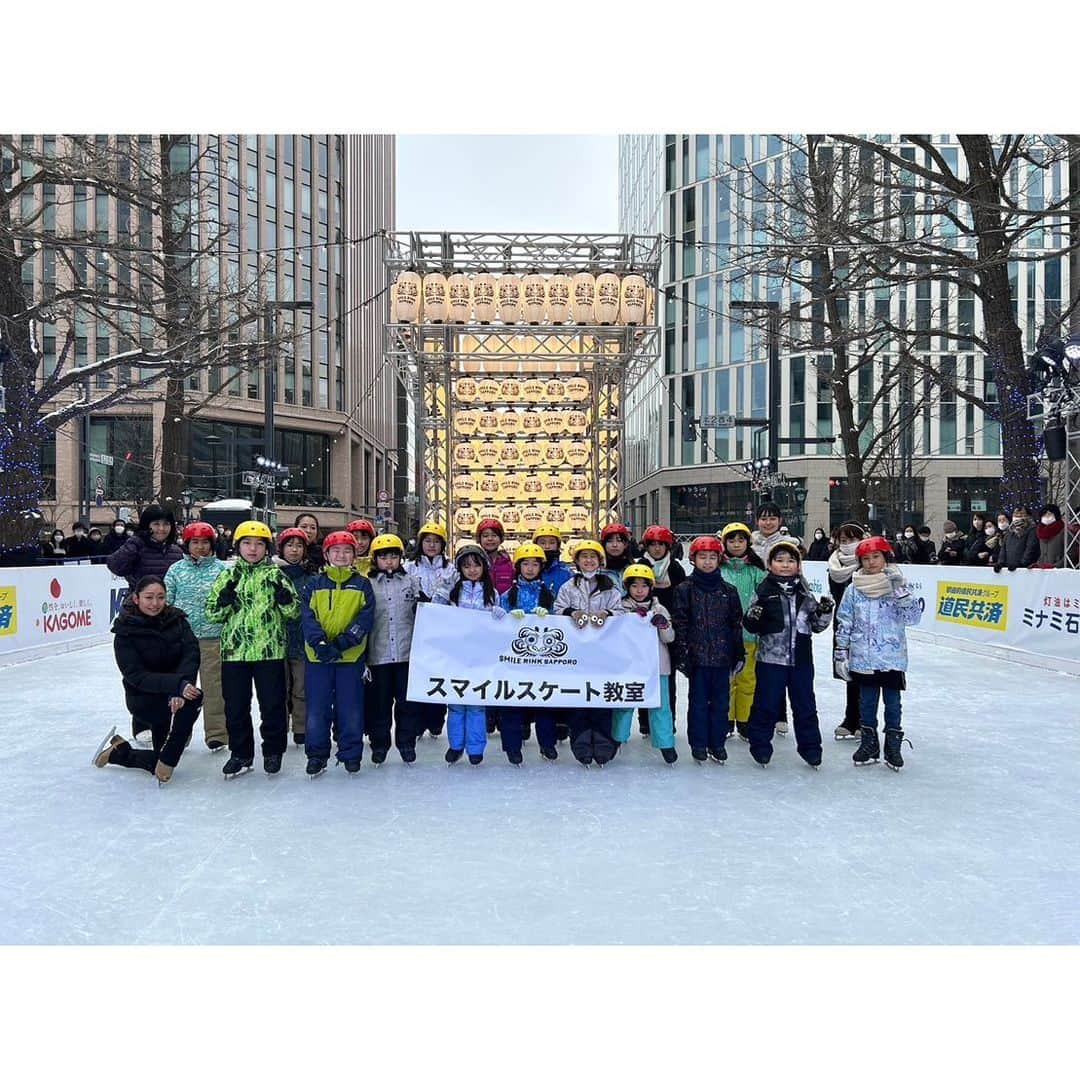 安藤美姫さんのインスタグラム写真 - (安藤美姫Instagram)「❄️❄️❄️⛸️⛸️⛸️❄️❄️❄️ ❄️❄️When I went to skate in Sapporo❄️❄️  さっぽろ雪まつりの期間中に設営された  “😄スマイルリンクさっぽろ😄”  去年は残念ながら中止になってしまいましたが 今年は無事に開催され 子供達向けのスケート教室 イルミネーションが綺麗な夕方の時間にはスケートショーで演技とトークショーをさせて頂きました✨❄️⛸️ 屋外なので天気が心配でしたがこの日はお天気にも恵まれ無事に開催されてとても充実した時間を過ごすことができました😌😌😌 (気温はさすが北海道-マイナスでしたが笑) たくさんの応募の中からご縁あって同じ時間を過ごせた子供達の笑顔に癒され パワーを貰いました💓💓💓  また　観覧に足を運んでくださった皆様も 本当に寒い中あたたかく見守ってくださり ありがとうございました😌🫶  雪景色の中イルミネーションに囲まれて滑るのは本当に気持ちがよく幸せな空間でした❄️❄️❄️  そしてこの様な機会を下さった関係者の皆様 本当にありがとうございました✨❄️😌⛸️  また大好きな北海道で皆様にお会いできるのを楽しみにしています💓💓💓  #北海道 #札幌 #さっぽろ雪まつり #スマイルリンクさっぽろ  #北海道文化放送  #uhb  #安藤美姫 #sapporo #smilerinksapporo #mikiando」2月25日 11時50分 - miki_m_ando0403