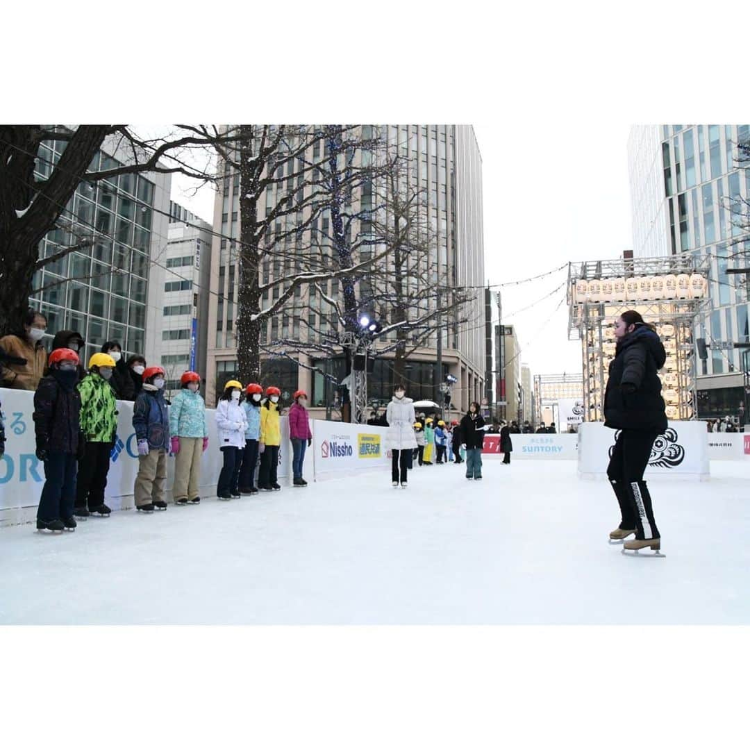 安藤美姫さんのインスタグラム写真 - (安藤美姫Instagram)「❄️❄️❄️⛸️⛸️⛸️❄️❄️❄️ ❄️❄️When I went to skate in Sapporo❄️❄️  さっぽろ雪まつりの期間中に設営された  “😄スマイルリンクさっぽろ😄”  去年は残念ながら中止になってしまいましたが 今年は無事に開催され 子供達向けのスケート教室 イルミネーションが綺麗な夕方の時間にはスケートショーで演技とトークショーをさせて頂きました✨❄️⛸️ 屋外なので天気が心配でしたがこの日はお天気にも恵まれ無事に開催されてとても充実した時間を過ごすことができました😌😌😌 (気温はさすが北海道-マイナスでしたが笑) たくさんの応募の中からご縁あって同じ時間を過ごせた子供達の笑顔に癒され パワーを貰いました💓💓💓  また　観覧に足を運んでくださった皆様も 本当に寒い中あたたかく見守ってくださり ありがとうございました😌🫶  雪景色の中イルミネーションに囲まれて滑るのは本当に気持ちがよく幸せな空間でした❄️❄️❄️  そしてこの様な機会を下さった関係者の皆様 本当にありがとうございました✨❄️😌⛸️  また大好きな北海道で皆様にお会いできるのを楽しみにしています💓💓💓  #北海道 #札幌 #さっぽろ雪まつり #スマイルリンクさっぽろ  #北海道文化放送  #uhb  #安藤美姫 #sapporo #smilerinksapporo #mikiando」2月25日 11時50分 - miki_m_ando0403