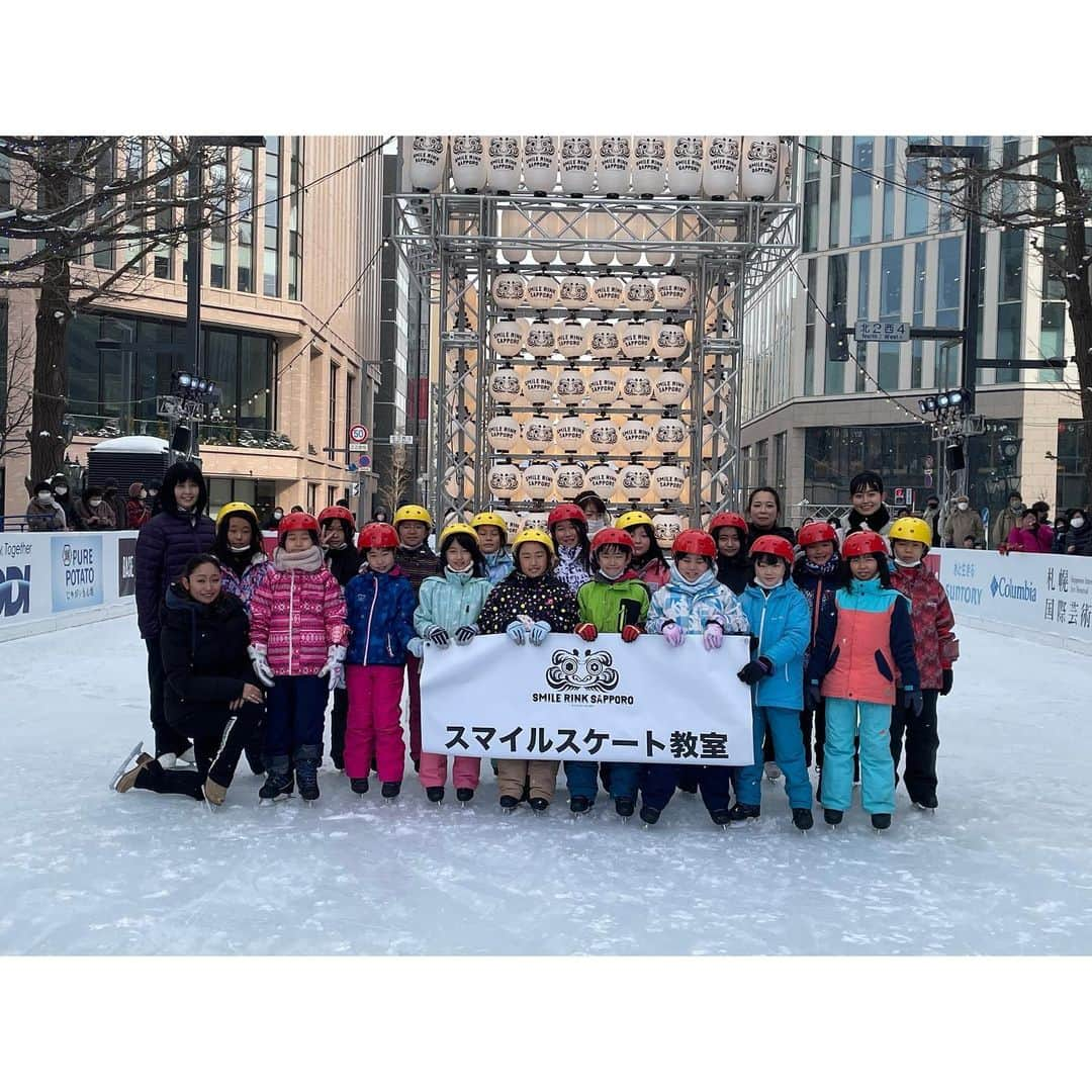 安藤美姫さんのインスタグラム写真 - (安藤美姫Instagram)「❄️❄️❄️⛸️⛸️⛸️❄️❄️❄️ ❄️❄️When I went to skate in Sapporo❄️❄️  さっぽろ雪まつりの期間中に設営された  “😄スマイルリンクさっぽろ😄”  去年は残念ながら中止になってしまいましたが 今年は無事に開催され 子供達向けのスケート教室 イルミネーションが綺麗な夕方の時間にはスケートショーで演技とトークショーをさせて頂きました✨❄️⛸️ 屋外なので天気が心配でしたがこの日はお天気にも恵まれ無事に開催されてとても充実した時間を過ごすことができました😌😌😌 (気温はさすが北海道-マイナスでしたが笑) たくさんの応募の中からご縁あって同じ時間を過ごせた子供達の笑顔に癒され パワーを貰いました💓💓💓  また　観覧に足を運んでくださった皆様も 本当に寒い中あたたかく見守ってくださり ありがとうございました😌🫶  雪景色の中イルミネーションに囲まれて滑るのは本当に気持ちがよく幸せな空間でした❄️❄️❄️  そしてこの様な機会を下さった関係者の皆様 本当にありがとうございました✨❄️😌⛸️  また大好きな北海道で皆様にお会いできるのを楽しみにしています💓💓💓  #北海道 #札幌 #さっぽろ雪まつり #スマイルリンクさっぽろ  #北海道文化放送  #uhb  #安藤美姫 #sapporo #smilerinksapporo #mikiando」2月25日 11時50分 - miki_m_ando0403