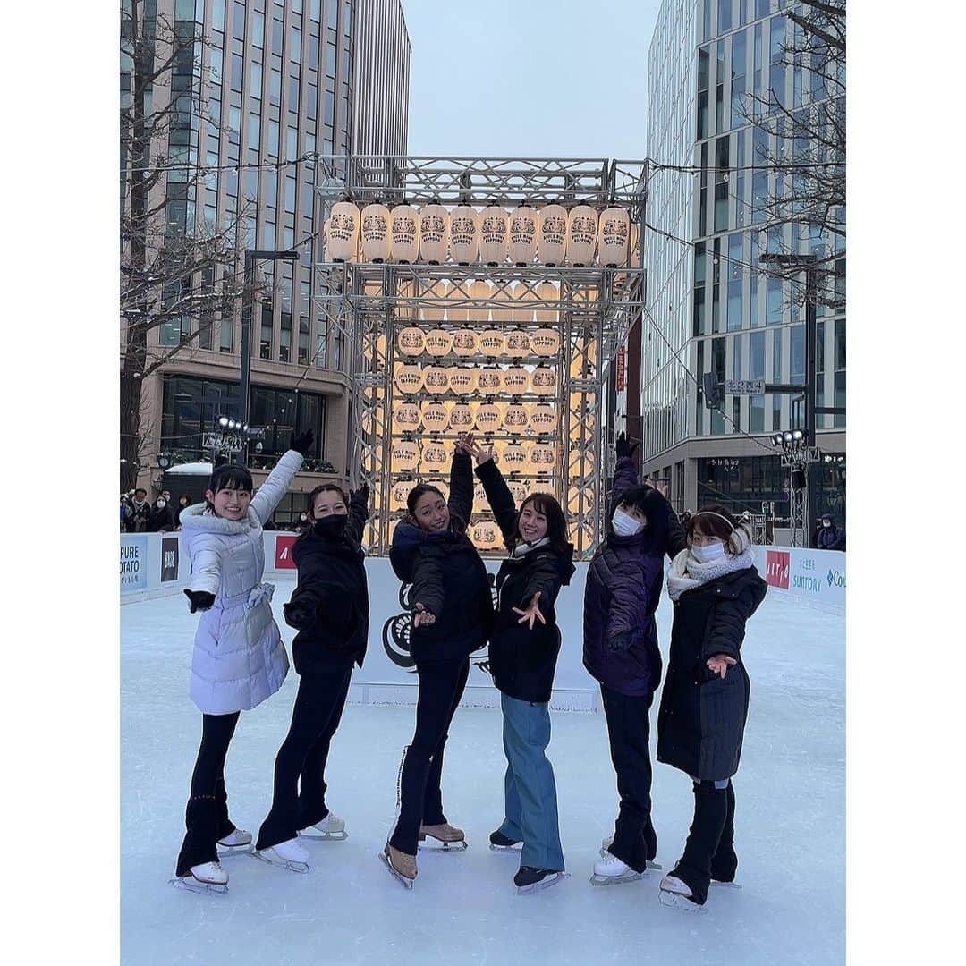 安藤美姫さんのインスタグラム写真 - (安藤美姫Instagram)「❄️❄️❄️⛸️⛸️⛸️❄️❄️❄️ ❄️❄️When I went to skate in Sapporo❄️❄️  さっぽろ雪まつりの期間中に設営された  “😄スマイルリンクさっぽろ😄”  去年は残念ながら中止になってしまいましたが 今年は無事に開催され 子供達向けのスケート教室 イルミネーションが綺麗な夕方の時間にはスケートショーで演技とトークショーをさせて頂きました✨❄️⛸️ 屋外なので天気が心配でしたがこの日はお天気にも恵まれ無事に開催されてとても充実した時間を過ごすことができました😌😌😌 (気温はさすが北海道-マイナスでしたが笑) たくさんの応募の中からご縁あって同じ時間を過ごせた子供達の笑顔に癒され パワーを貰いました💓💓💓  また　観覧に足を運んでくださった皆様も 本当に寒い中あたたかく見守ってくださり ありがとうございました😌🫶  雪景色の中イルミネーションに囲まれて滑るのは本当に気持ちがよく幸せな空間でした❄️❄️❄️  そしてこの様な機会を下さった関係者の皆様 本当にありがとうございました✨❄️😌⛸️  また大好きな北海道で皆様にお会いできるのを楽しみにしています💓💓💓  #北海道 #札幌 #さっぽろ雪まつり #スマイルリンクさっぽろ  #北海道文化放送  #uhb  #安藤美姫 #sapporo #smilerinksapporo #mikiando」2月25日 11時50分 - miki_m_ando0403