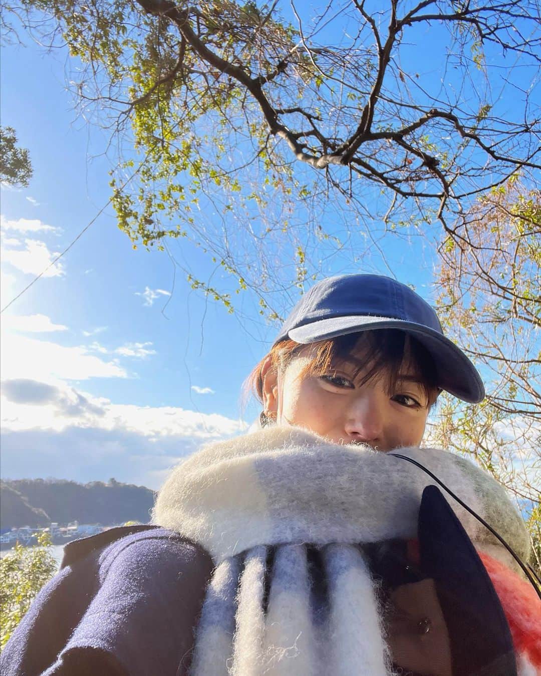 宮城夏鈴のインスタグラム：「えー、絶賛つくっております🎥 短編映画の撮影を無事終え、ひとまずほっとしています。という報告を！  沖縄本島、西表島での2作品を経て 監督/脚本として全国デビュー  🥳  お話を致いた時から プレッシャーとの戦いですが  ようやく、 私に期待しないで！と言い続けていた心の声がやっと静かになり、今、また手綱をしっかり握り直しています。  ひたすら純粋に向き合っていこうと。  必死こいて、やってやるぞと。  二面ないと無理なのね🤯😱🫠🤮  私の大好きな 『Girls』のレナ•ダナム  憧れて、はじめの一歩を踏み出してみたから今があるわけですが  🫠改めて本当に凄い！偉大🫠🫠  落ち込んだ時は ビヨンセやJ.Lo クインシー•ジョーンズの Netflixを見て立ち直しました。  偉大🫠🫠  最近本を読んで、好きになり勉強し始めた韓国の女性監や 日本国内外で活躍する女性監督のみなさん  本当にあの人やこの人 全ての憧れの方々に尊敬とリスペクトを強く感じました。  撮影では 素晴らしい経験をさせて頂いた キャスト、スタッフ、ロケ地の皆様に感謝の気持ちでいっぱいです。  これから編集作業に入りますが いい作品にして恩返しできるよう、 やって行こうと思います！  ぜひ、完成楽しみにしてくれたら嬉しいです！  ひとまず、デッカい、ホッ😮‍💨😮‍💨💕 と、愛が溢れてしまっていますので 井の頭公園でも行って モルモットでも撫でて来ます。」