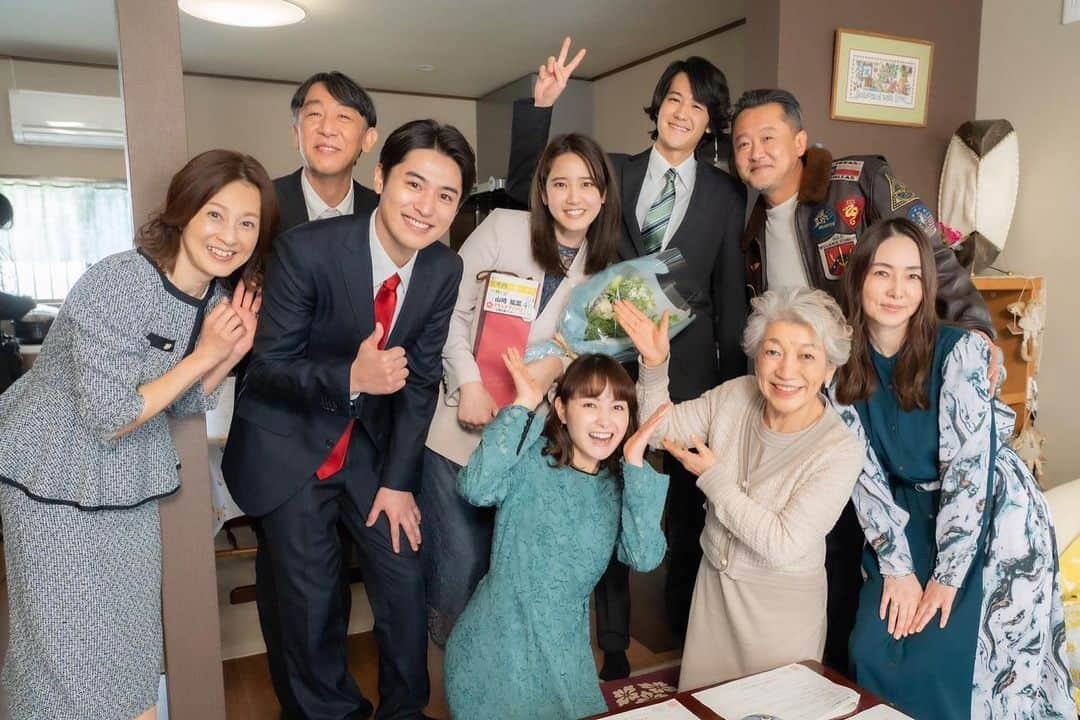 葵わかなのインスタグラム：「「三千円の使いかた」  ついに今夜、最終回です！  美帆と翔平、2人はどんな道を選んでいくのか…。そして、登場人物みんなの選んだ道も見守っていただけたらと思います。  2ヶ月という短い期間でしたが、応援して見守ってくれた皆さん、本当にありがとうございました☺️  このドラマを通して、御厨家という大好きな家族ができました。 善と悪ではなく、人の価値観と違いを描いてきた、複雑で不器用で、でも温かいこの作品に関われて、本当に幸せでした☺️  きっとどこかで幸せに暮らしている美帆たちに想いを馳せたいと思います✨  本当にありがとうございました！  #三千円の使いかた」