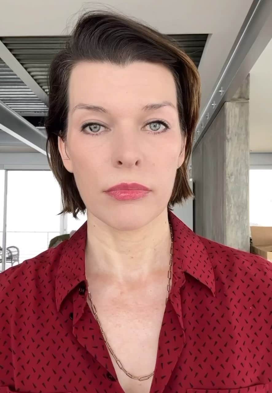 ミラ・ジョヴォヴィッチのインスタグラム：「Here’s the full “Love Letter to Ukraine”. Unfortunately it was cut off in my post.   My motherland cries tears of smoke and ashes Her men fight with the ingenuity of true belief So many hearts, so many women torn in pieces Of husbands, children, cats and curtains, blown out flats Windows, plates and tea cups, ethics and ideals bombarded by the sounds of missiles landing at the door The bodies of their men, the hero’s  Their scent, their touch, their familiar voices Whispering words of desperate comfort and of everlasting love Ripped away, maybe for now, maybe forever I love you… Whispered fiercely into a beloved ear I love you whispered fiercely into the wind  As the gunfire and the blood drenches Everything and all I love you Ukraina.  I love you as my ears explode」