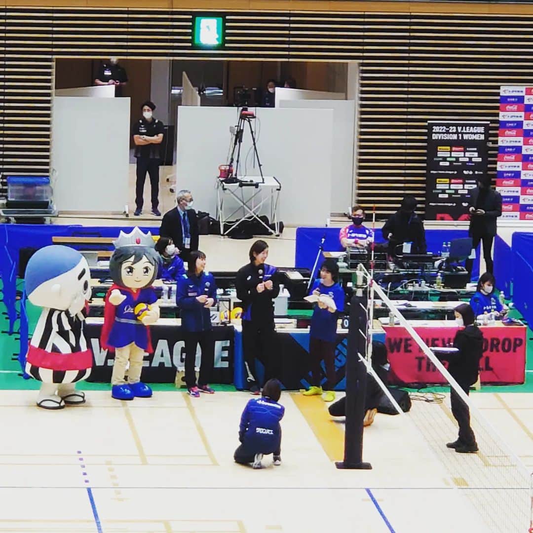 杉田芳尚のインスタグラム：「・  ・  久々に #東京グレートベアーズ 以外の試合会場!  過去にM.C.を担当させていただいた #トヨタ車体クインシーズ の試合を観に。  今日は、対戦相手に #久光スプリングス   第2試合に #東レアローズ #NECレッドロケッツ も控えていることもあり、チケットは完売✨  会場の皆さん、バレーボールを楽しんで〰〰〰!  #バレーボール #Volleyball #Vリーグ #vleague #Vリーグはバレーだよ」