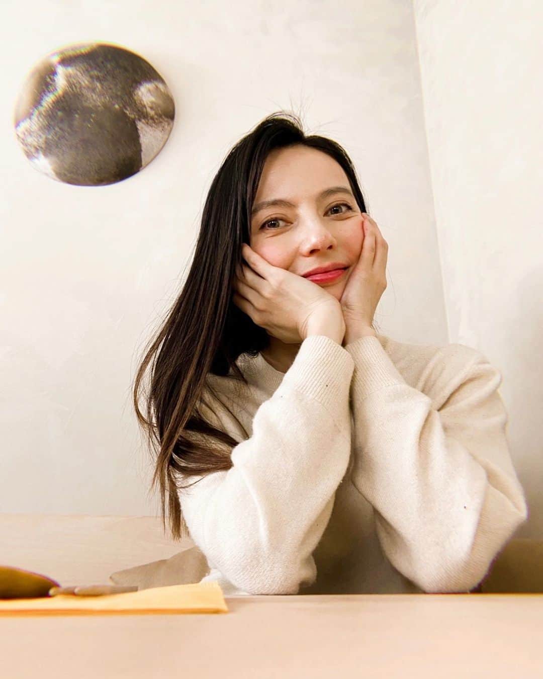 ベッキーのインスタグラム：「昨日、撮影の合間におしゃカフェでランチ。 そう。 結構、髪長いんです今。  ドラマ『大病院占拠』で5話放送までベッキーってバレないようにしてたから、年末くらいからバラエティの収録は髪の長さがバレないように全部お団子ヘアで収録してました。  ということで、今夜は7話放送です。 ほんっとうに面白いです。 ドキドキ止まりません。 私的なみどころは、  仰向けの櫻井翔さんのかっこよさ  私たちの気持ちを代弁してくれるぐんぴいさん  むらじゅんさんの最高な“間”  あとはみなさんの魂こもったお芝居  です。  そして！ ドラマの1時間前の21:00〜は『アド街ック天国』のオンエアです！ ついに私が生まれ育った鷺沼が！！！ 本当にうれしい。 みなさまぜひ。 アド街のインスタも広めてと言われたのでチェックお願いします🌈 @admatic_official」