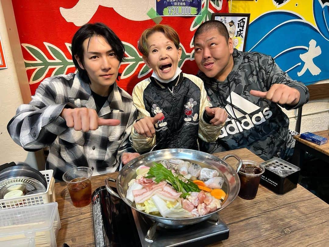 ジョーブログのインスタグラム：「俺としたことが、なんでか消してもうたから再投稿😅 ええ写真やったから！笑  皆んなごめんやけどもっかい、いいねお願い〜🤣  西成で久々に西成家族撮影してたでえー🤣  旅の非日常もええけど やっぱりこういう帰って来れる日常はええなあ。 西成の町がこうやって出会わせてくれた。  この日々は当たり前じゃない。 家族や仲間が支えてくれてるから、ずっとずっと走り続けることができる。 いつも皆んなに感謝を忘れずに一歩一歩やっていきます。  きんちゃんがお鍋をご馳走してくれたよー！ 鼻毛のおばちゃんが急にETやろう言うからやったけど、何もキュンとしませんでした🤣  西成家族だから見せれる昔ながらのご近所付き合いみたいな、人と人との繋がりの大切さをジョーブログでは見せていきたいなあ。  これからもヘンテコなファミリーをよろしく〜笑  早よ皆んなで乾杯したいなあ。」