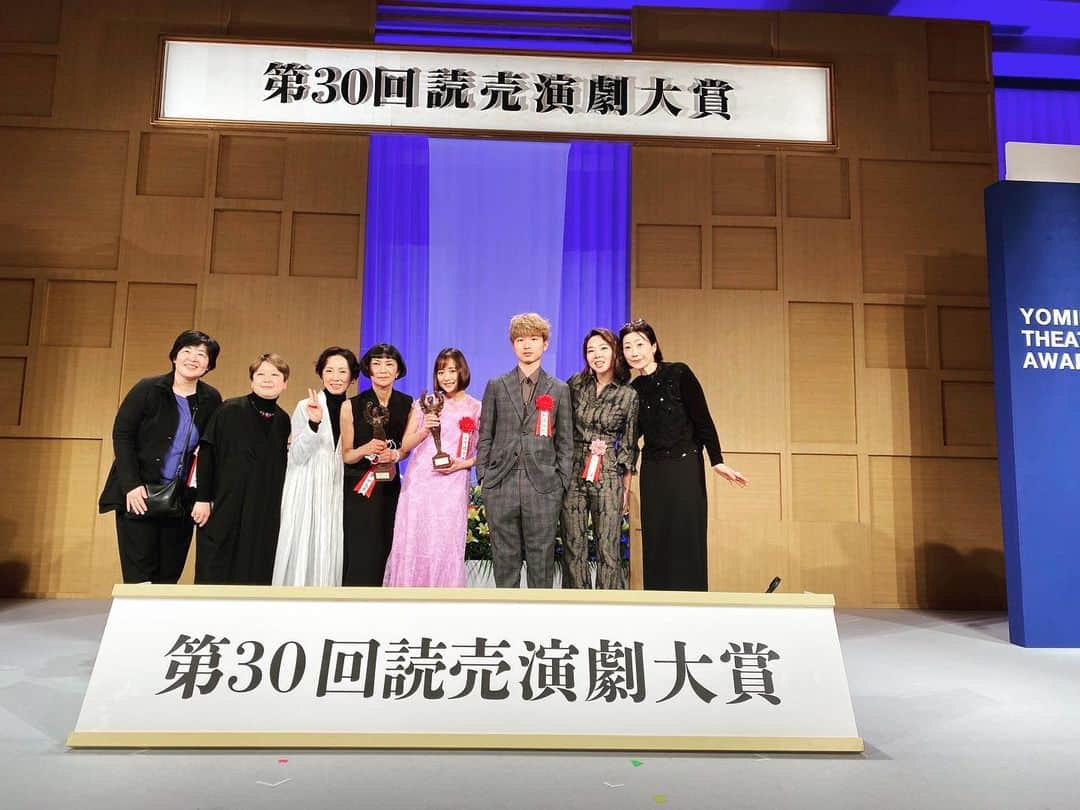大原櫻子さんのインスタグラム写真 - (大原櫻子Instagram)「第30回　読売演劇大賞 贈賞式✨  ありがとうございました😌  たくさんの方々に支えられていることを、改めて実感した1日になりました…  ファンの皆さんからのお花…😳 びーーっくり💦✨✨ 素敵すぎたよ、 ありがとう、ありがとう✨」2月25日 12時42分 - sakurako_ohara