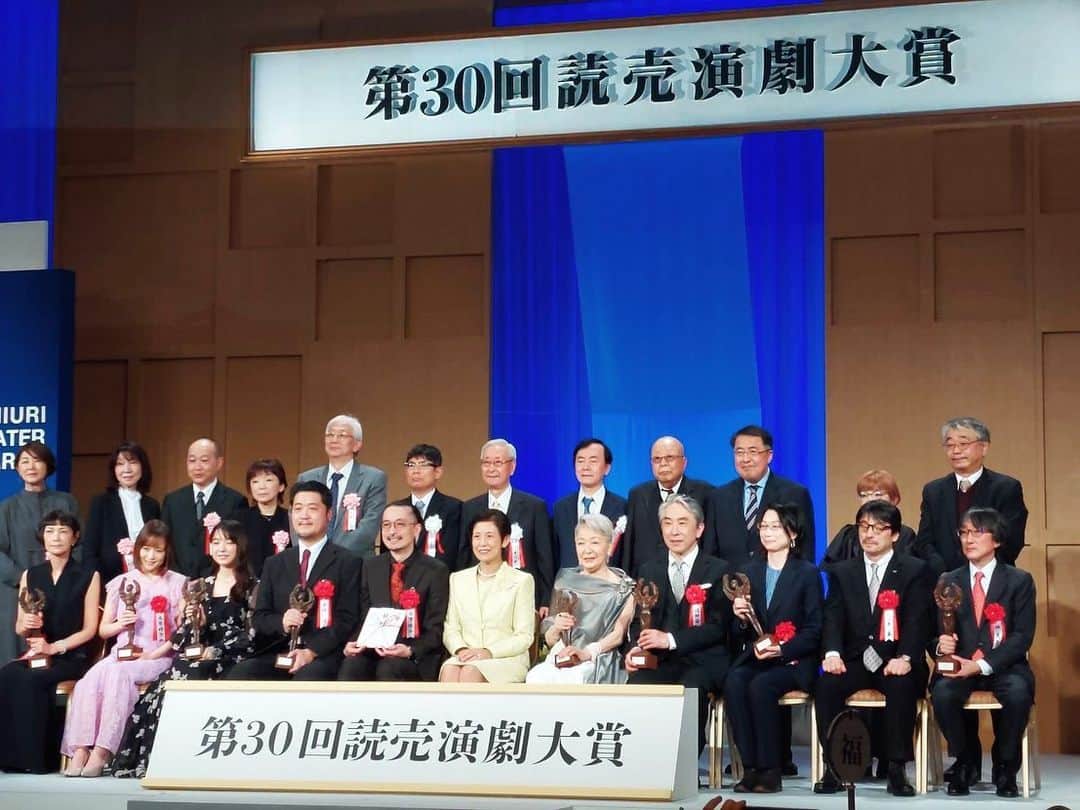 大原櫻子のインスタグラム：「第30回　読売演劇大賞 贈賞式✨  ありがとうございました😌  たくさんの方々に支えられていることを、改めて実感した1日になりました…  ファンの皆さんからのお花…😳 びーーっくり💦✨✨ 素敵すぎたよ、 ありがとう、ありがとう✨」
