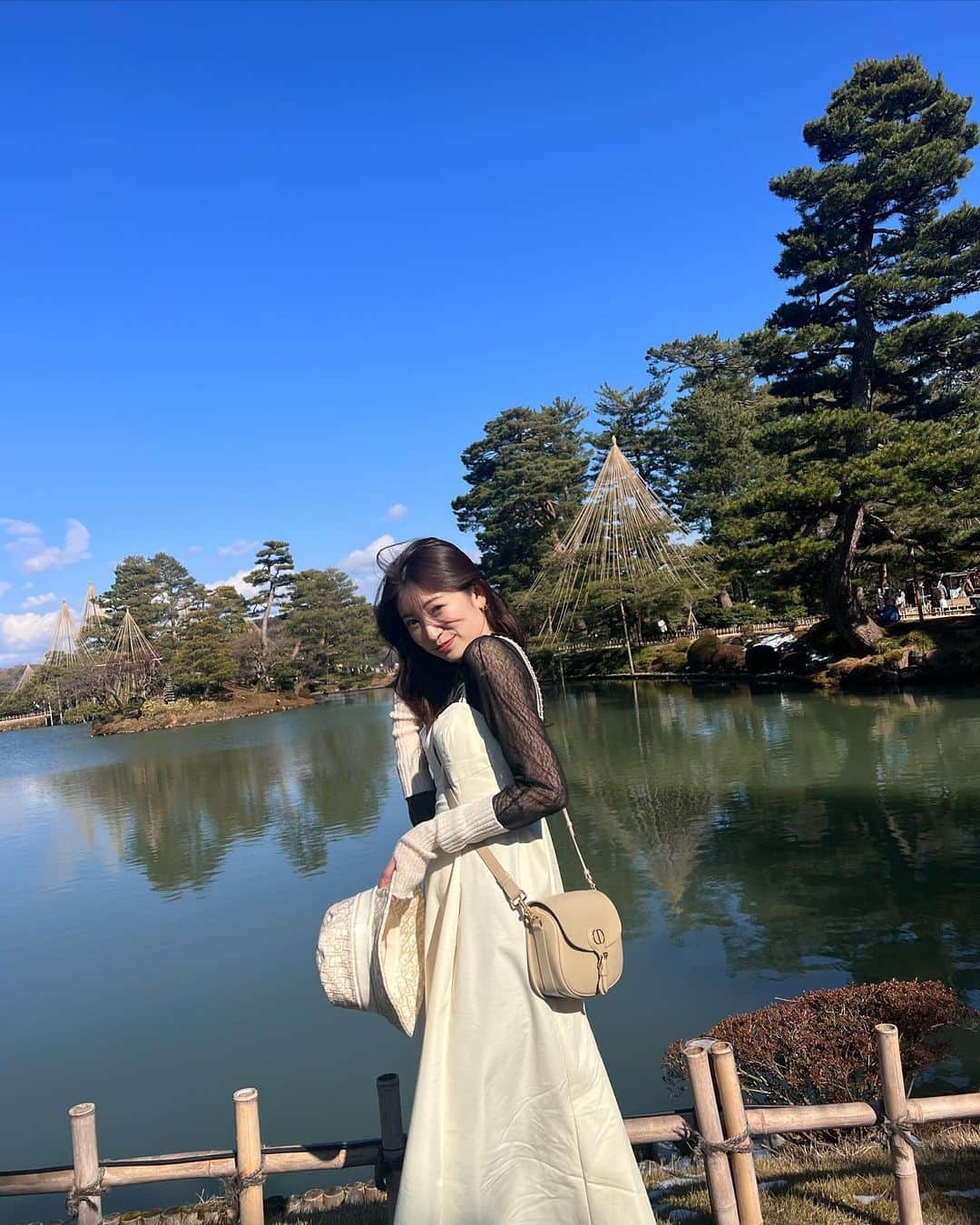 のインスタグラム：「最近私服載せて無さすぎるから ちゃんと上げますね😗👍 . 実を言うと毎日寒くて 寒さ対策のためにスウェットばかり着てましたwww . この日のお洋服は 👗 @eimyistoire_official  👕  @hinari_official  🧤 @3coins_official  👜👒 @dior  でした🫶❤️ 電車でワンピースはしわしわですw . #アカリンコーデ #eimyistoire #dior #fashion #春服 #springfashion #ootd」