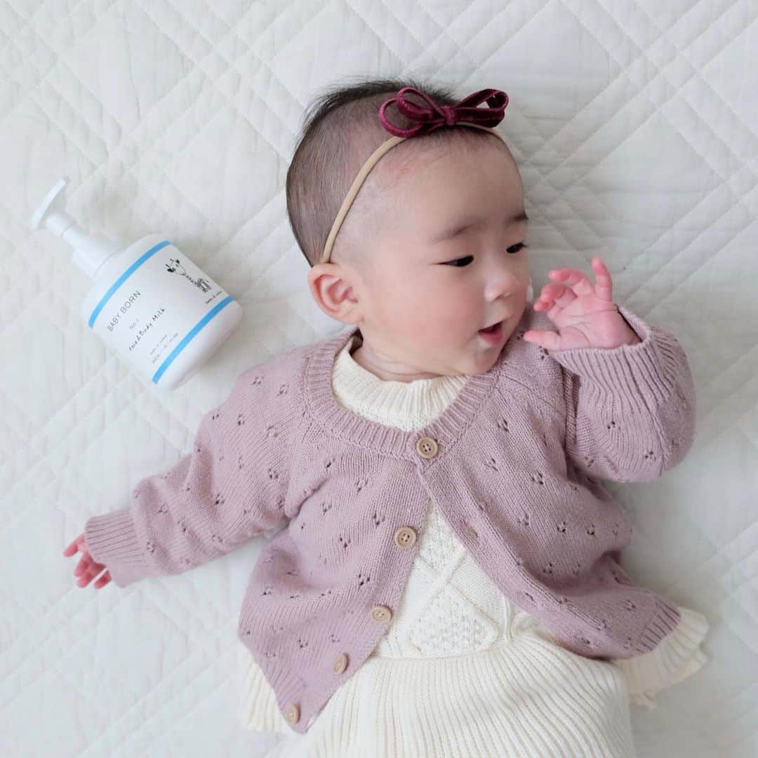筒井萌子さんのインスタグラム写真 - (筒井萌子Instagram)「˗ˏˋ  私と娘のボディーケア ˎˊ˗  　乾燥する季節。。。 　保湿クリームなど沢山ありどれが良いのか悩みますよね。 　子どもには特に成分が優しくものがいい！  .  　私達は無添加で安心して使えるミッシーリストの 　BABY BORN Face＆Body Milk 🫧を使用しています♡ 　新生児から大人まで全身に使えるミルクローション🧴 　 　オーガニックラベンダーの優しい香り𓍯 　ベタつかず伸びが良いから塗りやすく 　すぐにオムツを履かせられました𓅯 ⸒⸒ 　そしてポンプ式だから簡単に手に出せる！ 　次の日もお肌もちもちしっとりでした⌣̈⃝  .  　ママであるモデルの東原亜希さんと 　エステティシャンの高橋ミカさんが 　共同開発したこだわりの詰まった商品❀´-  .  　お肌の優しさにこだわり 　安心して使用できる無添加スキンケア𓂃𓈒𓏸  .  　˗ˏˋ  楽天ランキング1位🥇 ˎˊ˗ 　˗ˏˋ  ロフトベストコスメ選出 ˎˊ˗  　@mishiilist  .  #mishiilist #ミッシーリスト #高橋ミカ #東原亜希 #ベビーボーン #BABYBORN #ベビースキンケア #ベビーローション #ベビークリーム #ミルクローション #親子で使える #出産準備 #新米ママ #赤ちゃんのいる暮らし #赤ちゃんのいる生活 #アンバサダー」2月25日 12時50分 - tsutsui.moeko.o