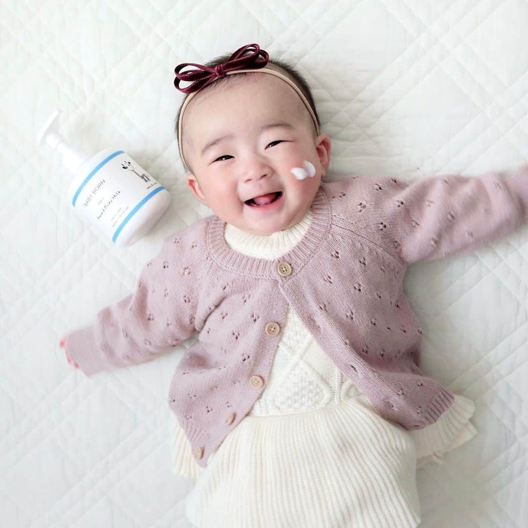 筒井萌子さんのインスタグラム写真 - (筒井萌子Instagram)「˗ˏˋ  私と娘のボディーケア ˎˊ˗  　乾燥する季節。。。 　保湿クリームなど沢山ありどれが良いのか悩みますよね。 　子どもには特に成分が優しくものがいい！  .  　私達は無添加で安心して使えるミッシーリストの 　BABY BORN Face＆Body Milk 🫧を使用しています♡ 　新生児から大人まで全身に使えるミルクローション🧴 　 　オーガニックラベンダーの優しい香り𓍯 　ベタつかず伸びが良いから塗りやすく 　すぐにオムツを履かせられました𓅯 ⸒⸒ 　そしてポンプ式だから簡単に手に出せる！ 　次の日もお肌もちもちしっとりでした⌣̈⃝  .  　ママであるモデルの東原亜希さんと 　エステティシャンの高橋ミカさんが 　共同開発したこだわりの詰まった商品❀´-  .  　お肌の優しさにこだわり 　安心して使用できる無添加スキンケア𓂃𓈒𓏸  .  　˗ˏˋ  楽天ランキング1位🥇 ˎˊ˗ 　˗ˏˋ  ロフトベストコスメ選出 ˎˊ˗  　@mishiilist  .  #mishiilist #ミッシーリスト #高橋ミカ #東原亜希 #ベビーボーン #BABYBORN #ベビースキンケア #ベビーローション #ベビークリーム #ミルクローション #親子で使える #出産準備 #新米ママ #赤ちゃんのいる暮らし #赤ちゃんのいる生活 #アンバサダー」2月25日 12時50分 - tsutsui.moeko.o