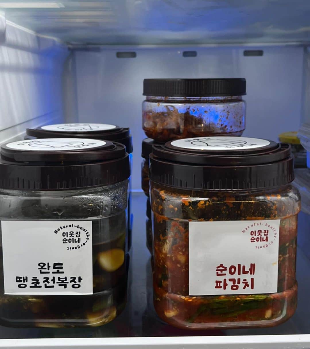 キム・ボラムのインスタグラム：「여러분!!  방금 오픈된 건 3차 오픈입니다 1,2차 월요일 발송  3차 3/2일 발송입니다!!  새벽에 2차 수량 풀었는데 제가 잠들어버리는 바람에 공지를 못 띄웠는데 ㅠㅠㅠ 풀자마자 바로 품절 ㅋㅋㅋㅋㅋㅋㅋㅋ무슨일  그리고 불금 보내시다가 2차에 재구매해 주셨던 분들 저도 그맘  이해합니다. 쟁여놔도 불안한 미친 맛」