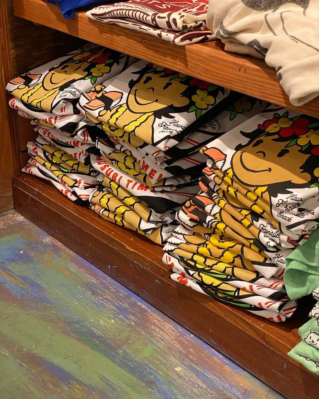 エビアン・クーのインスタグラム：「The one and only Spam Musubi tee @88teesofficial スパム🍙すき？」