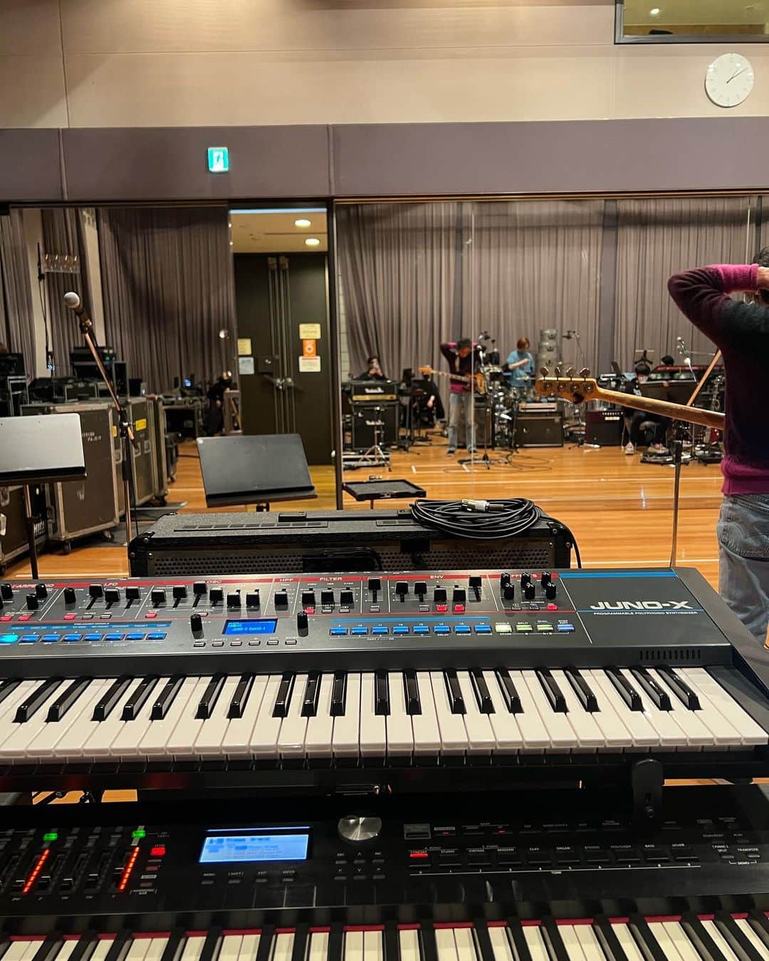 のインスタグラム：「張り切ってリハーサル！ 今回から上段のシンセがローランドのJuno-x に！ ロックラ仕様！  ちなみにロックラは僕が勝手に言ってるだけですので、、、」